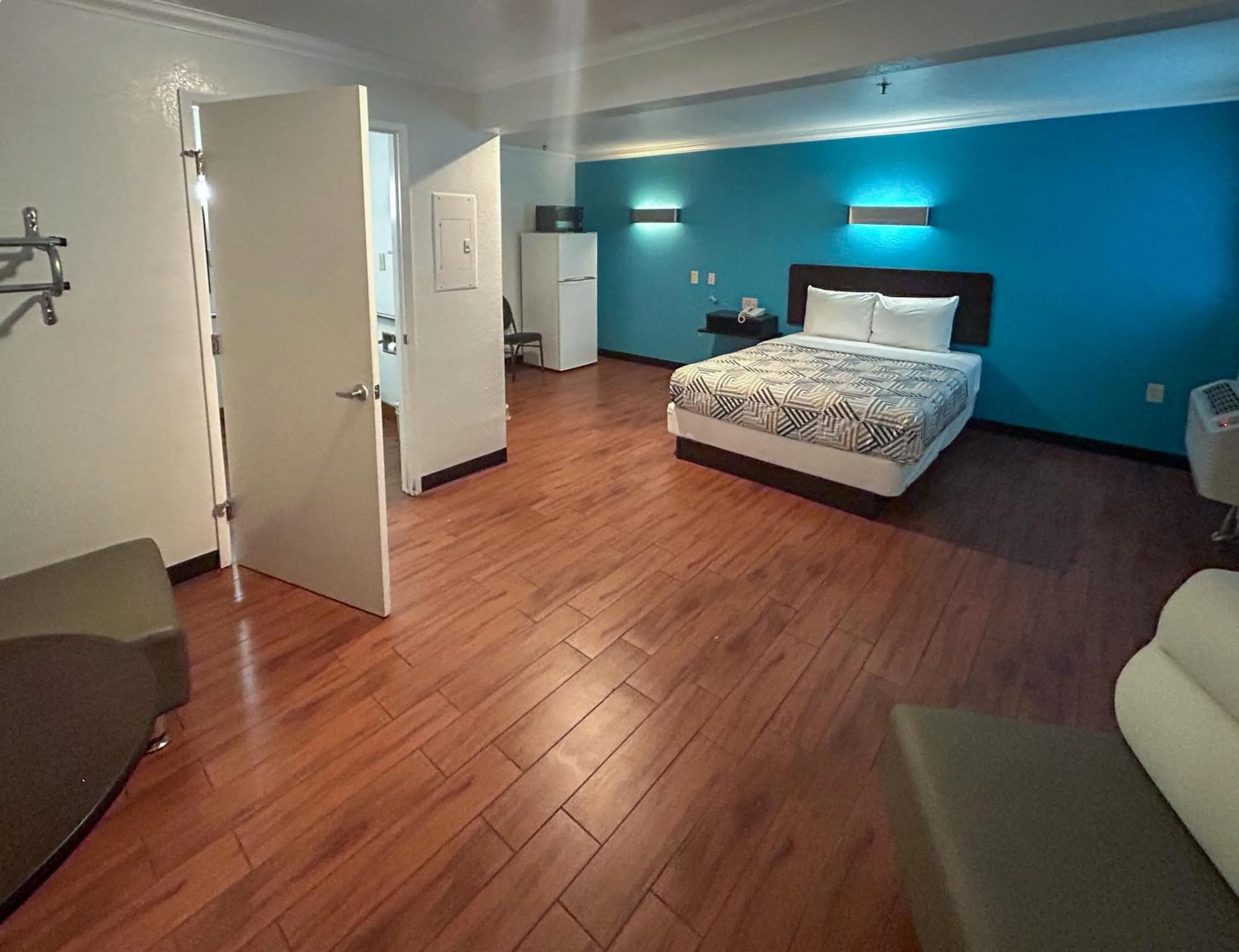 Bedroom, Bed in Studio 6 Ontario CA Convention Center Airport