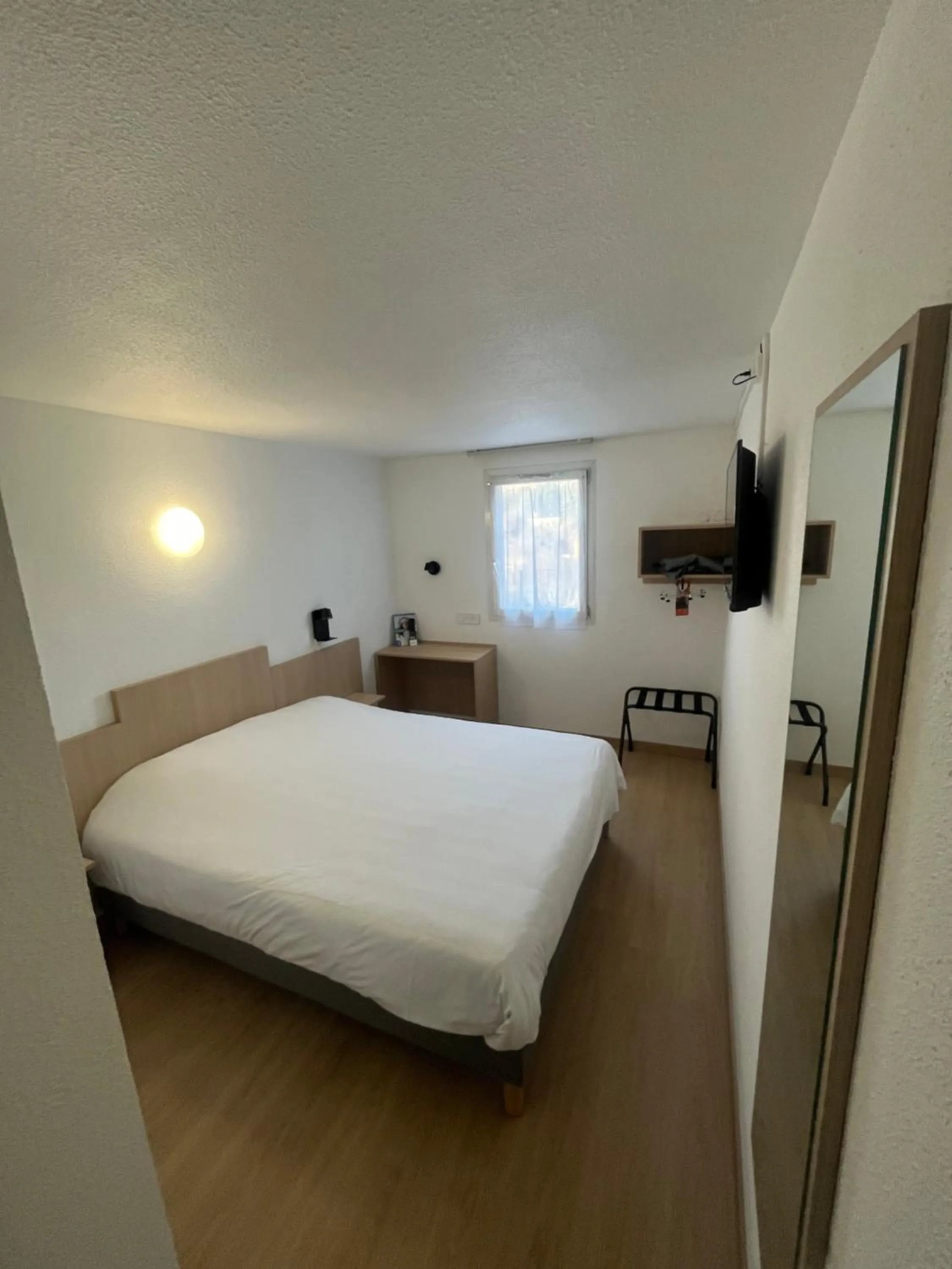 Bedroom, Bed in Brit Hotel Essentiel Saint-Flour