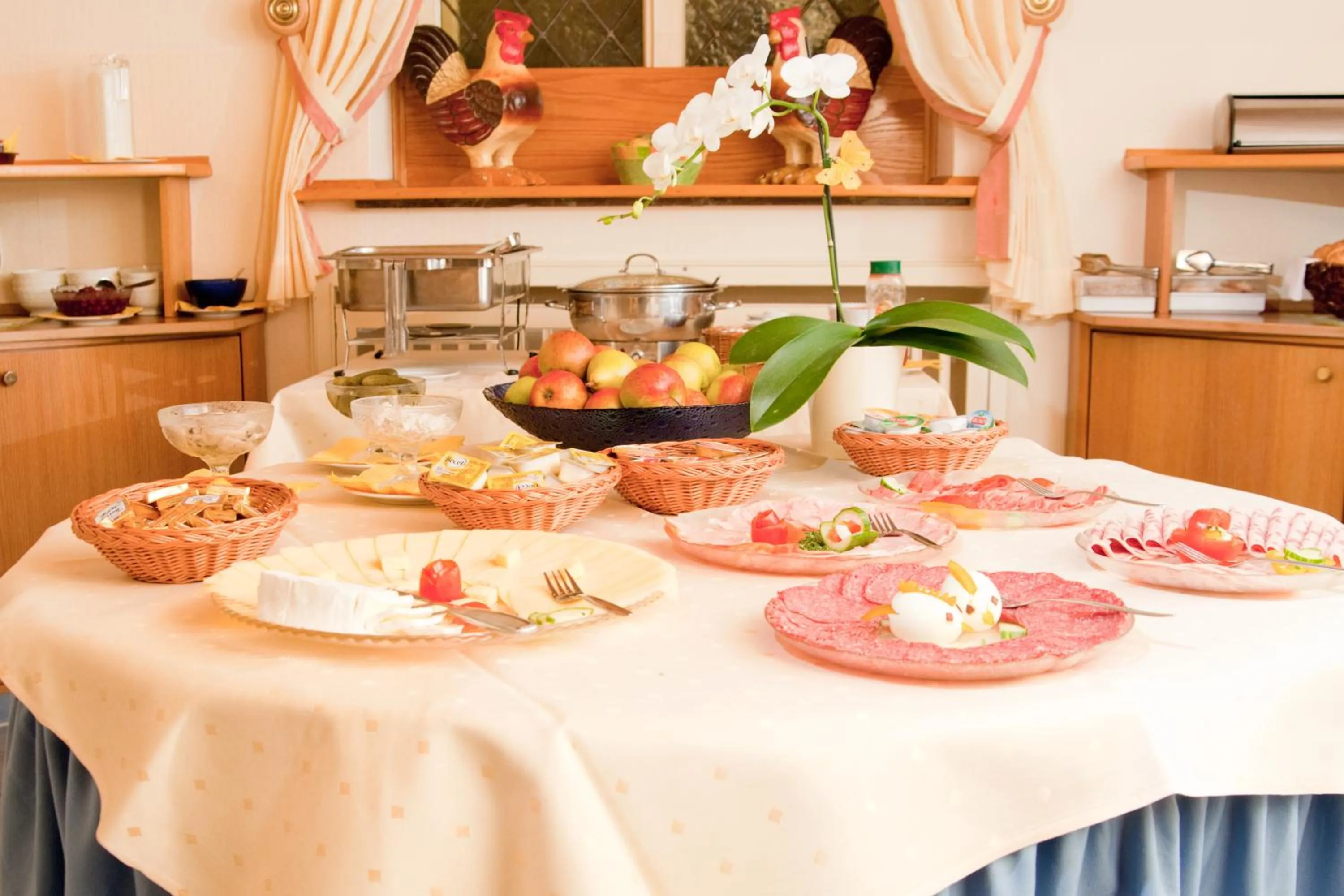 Restaurant/places to eat in City Hotel