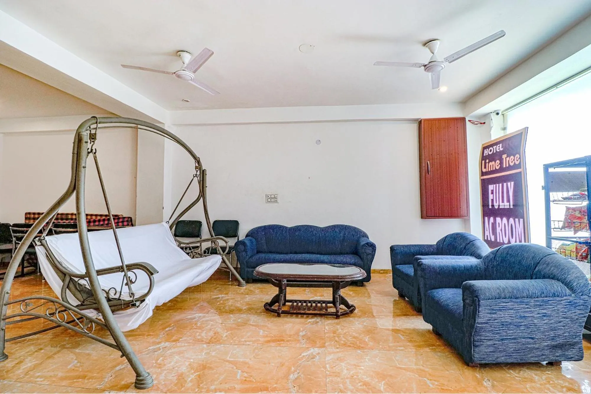 Seating area in FabHotel Lime Tree Near Yashobhoomi Convention Centre