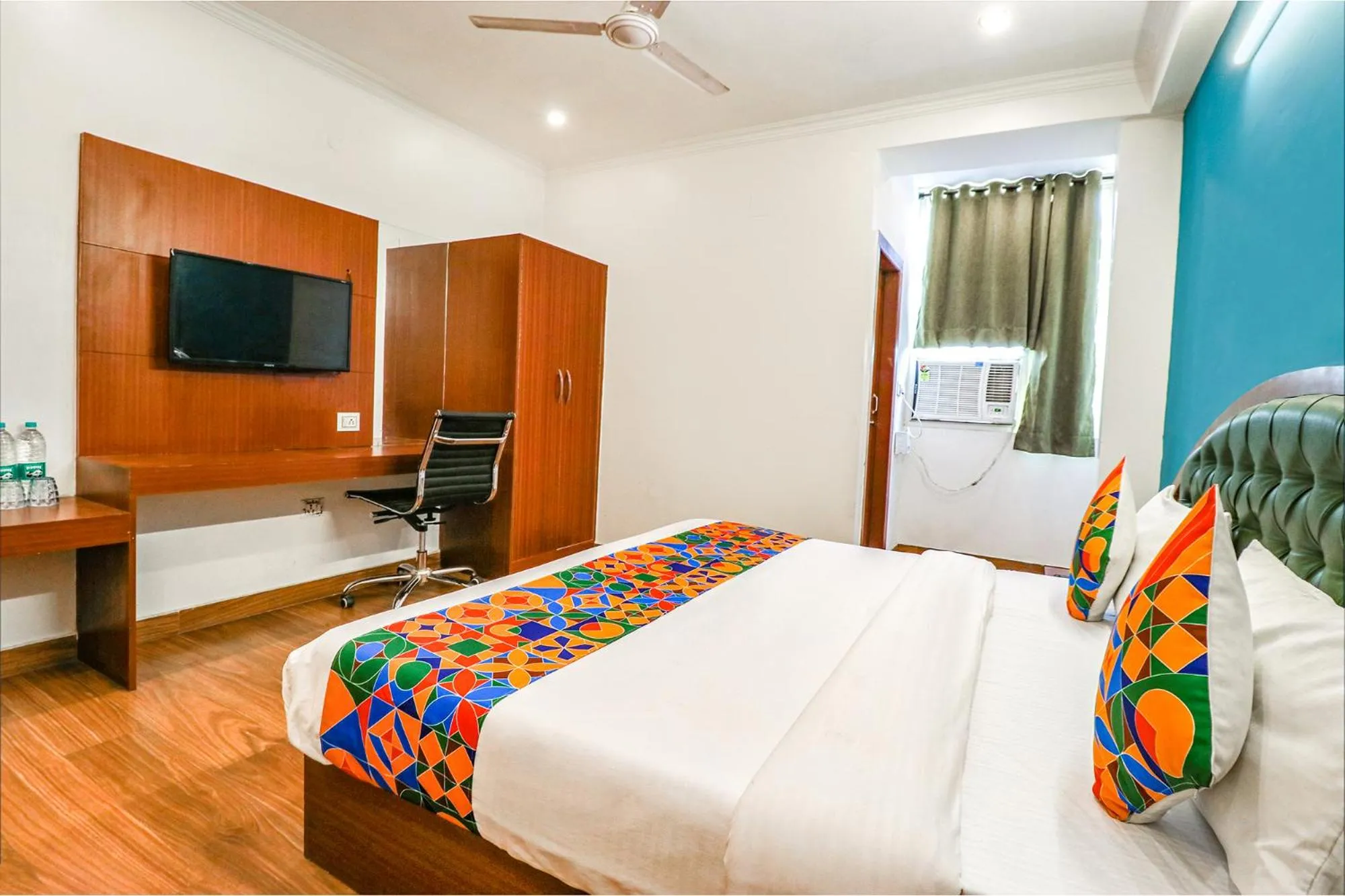 Communal lounge/ TV room, Bed in FabHotel Lime Tree Near Yashobhoomi Convention Centre