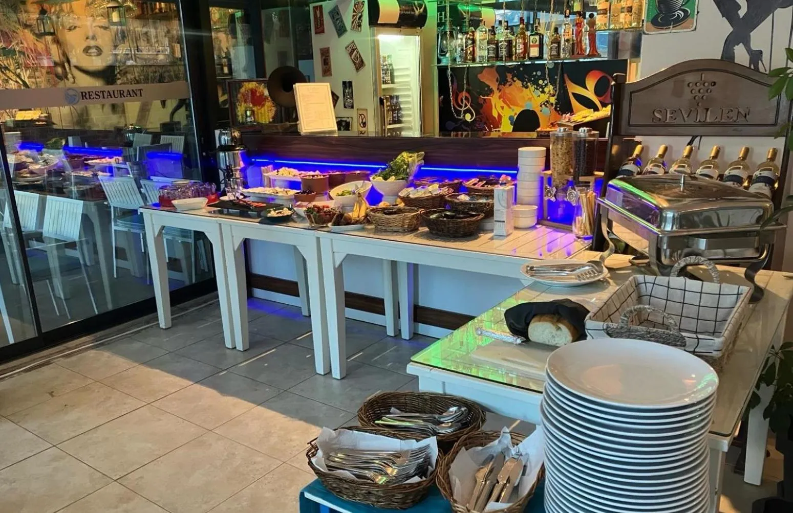 Restaurant/places to eat in La Bella Suit Otel