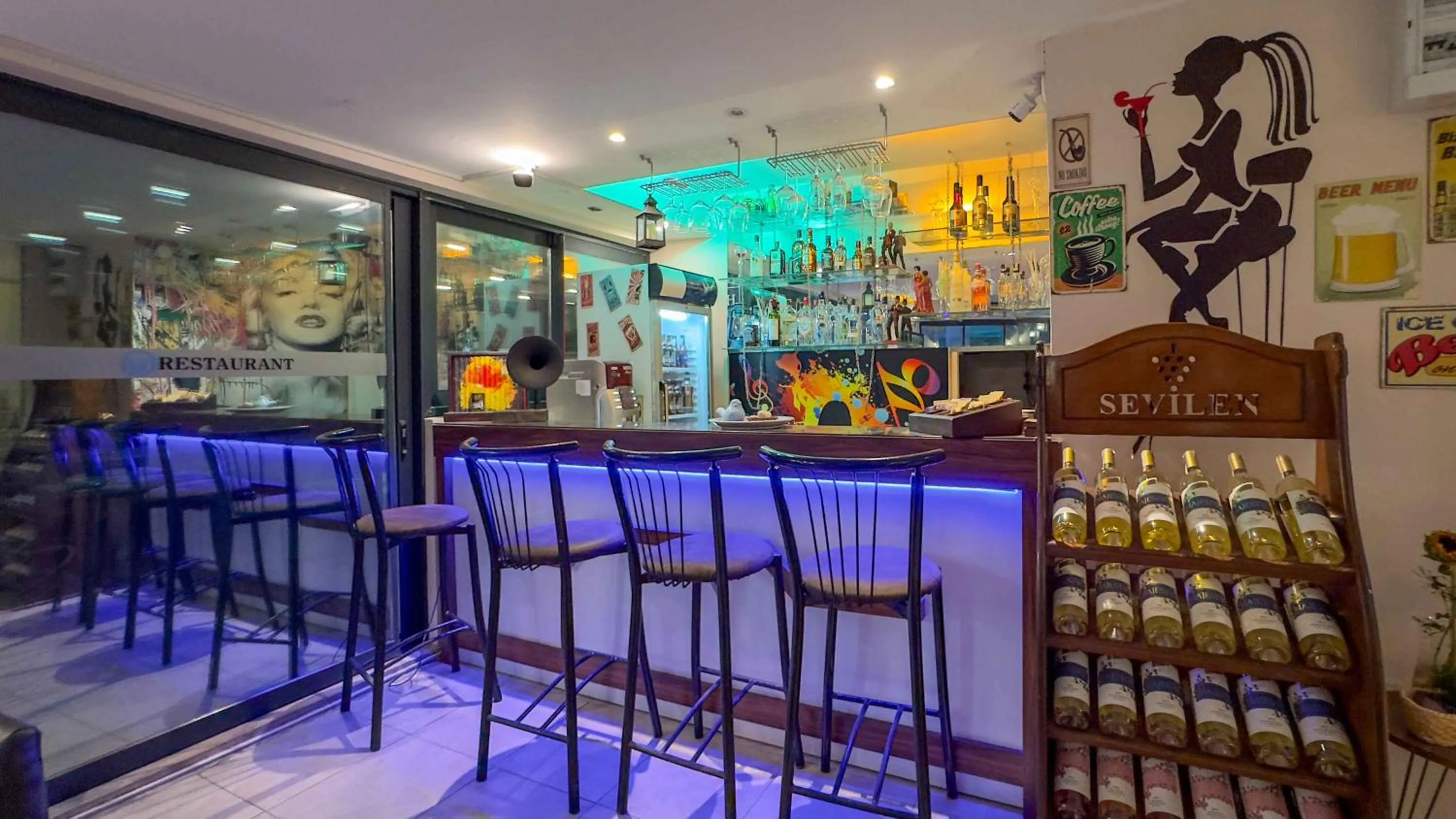 Lounge or bar in La Bella Suit Otel