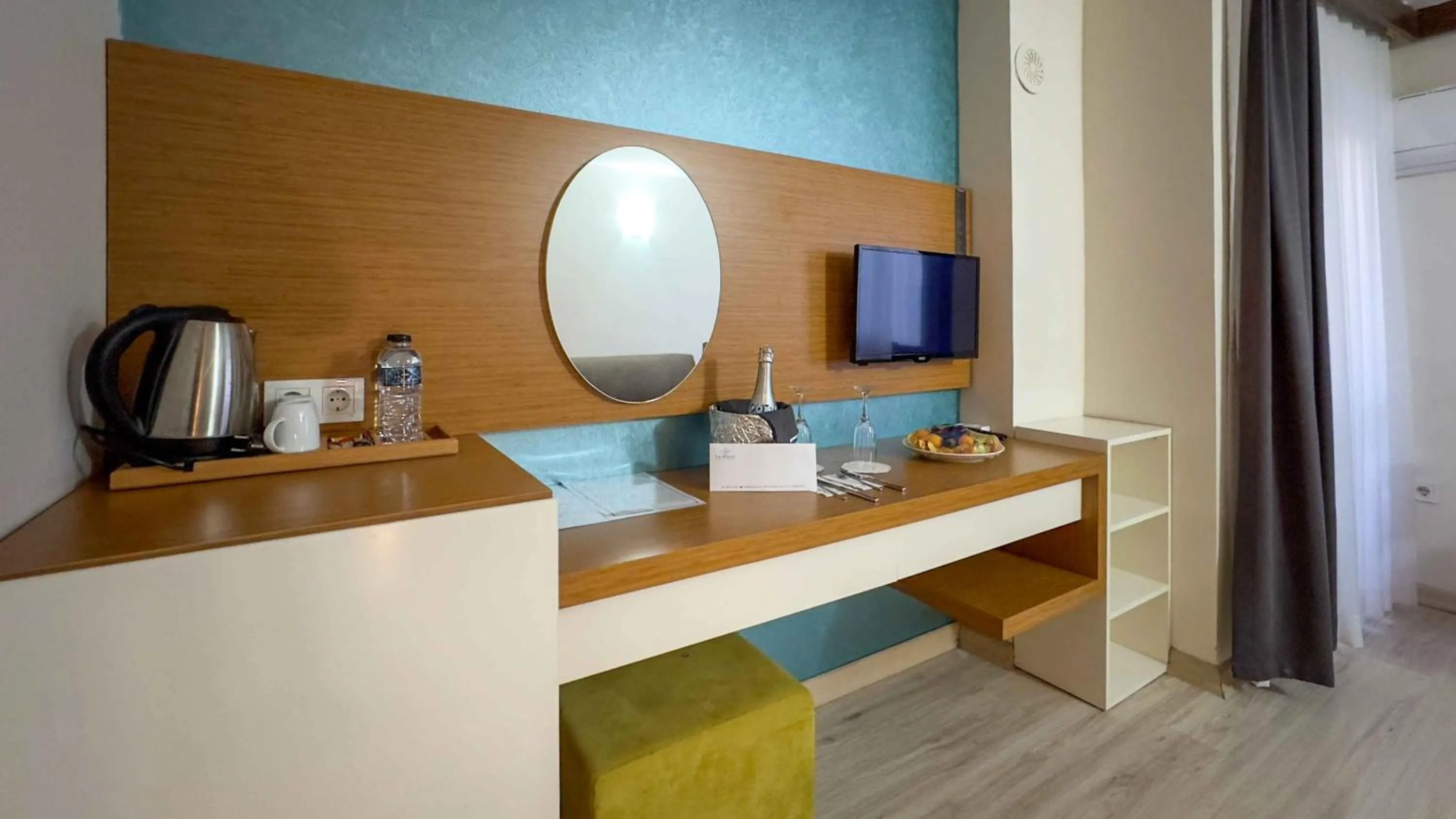 room service, Bed in La Bella Suit Otel