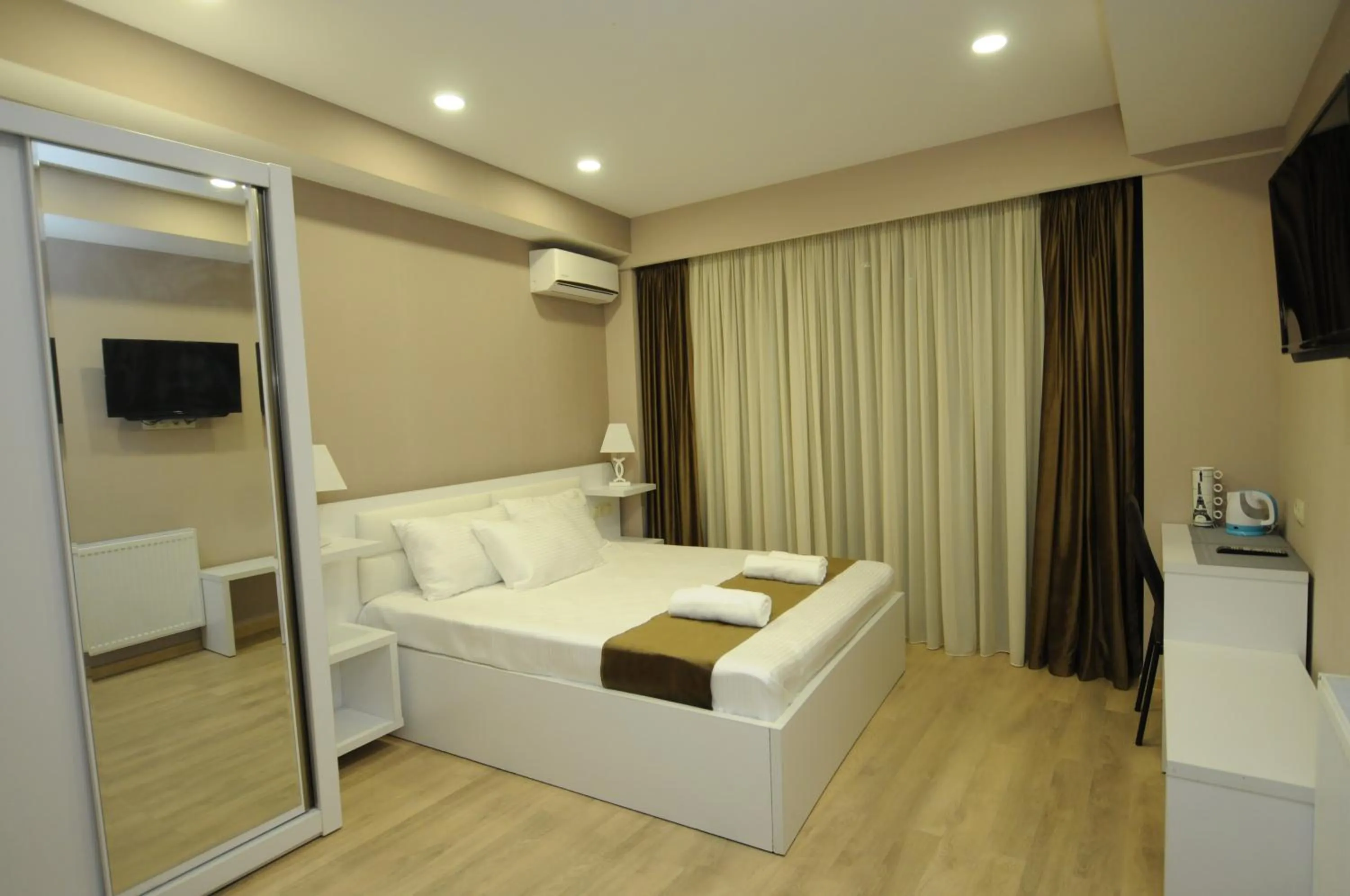 Communal lounge/ TV room, Bed in HOTELDS