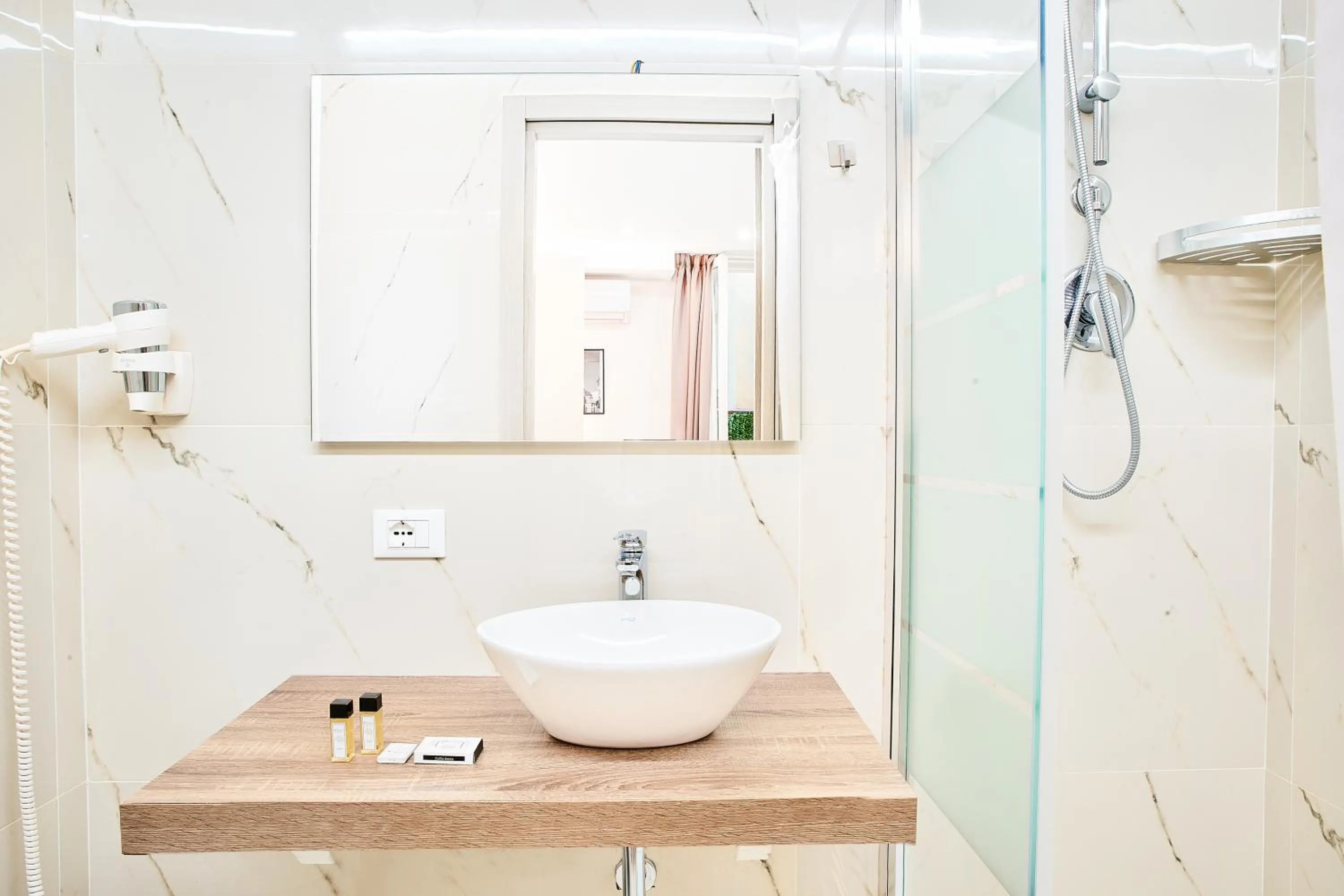 Shower in Firenze Rooms Cathedral B&B