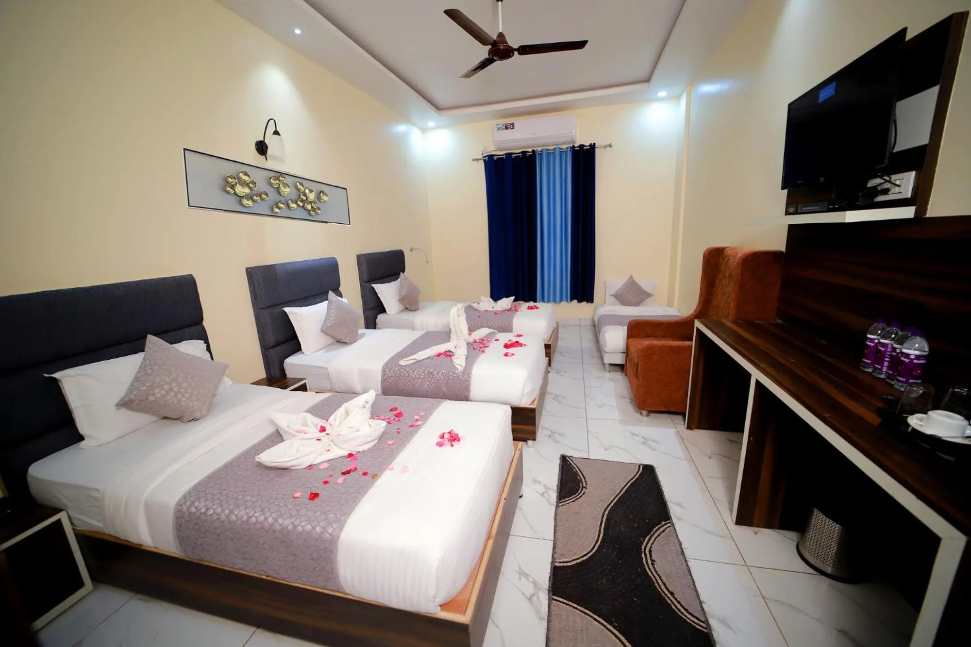 Photo of the whole room, Bed in The Grand Jabalpur