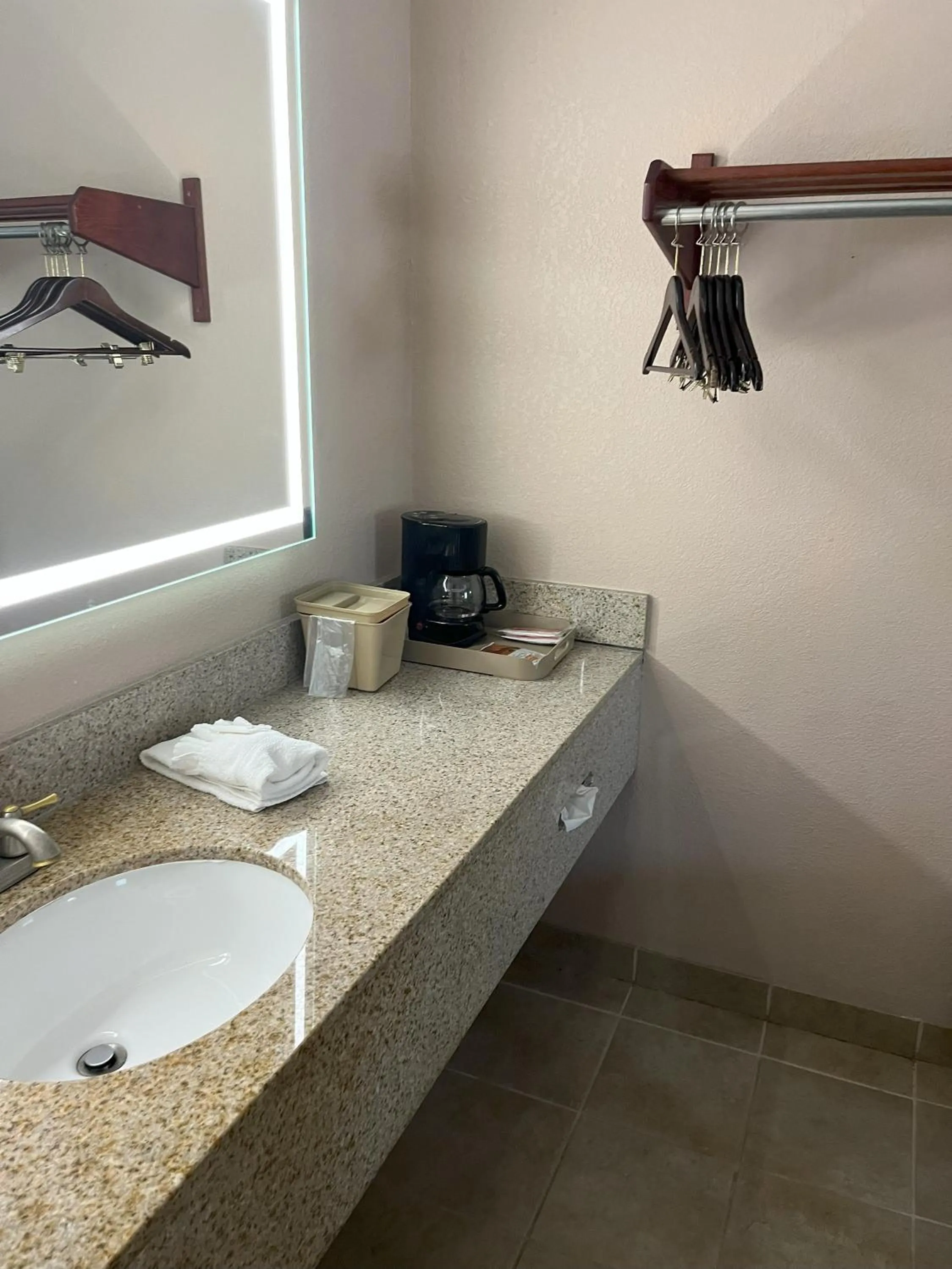 Coffee/tea facilities in Pinetree Inn