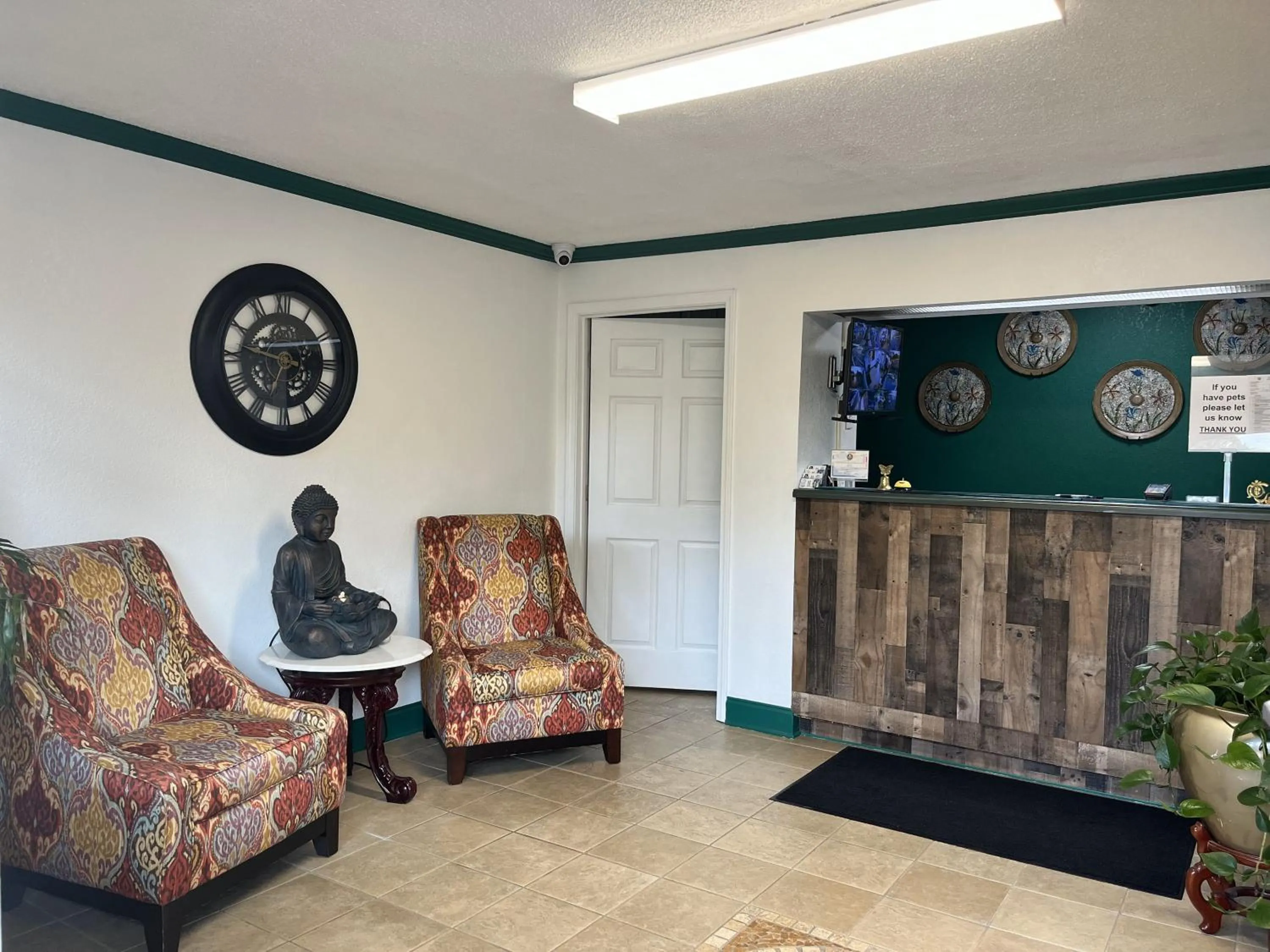 Lobby or reception in Pinetree Inn