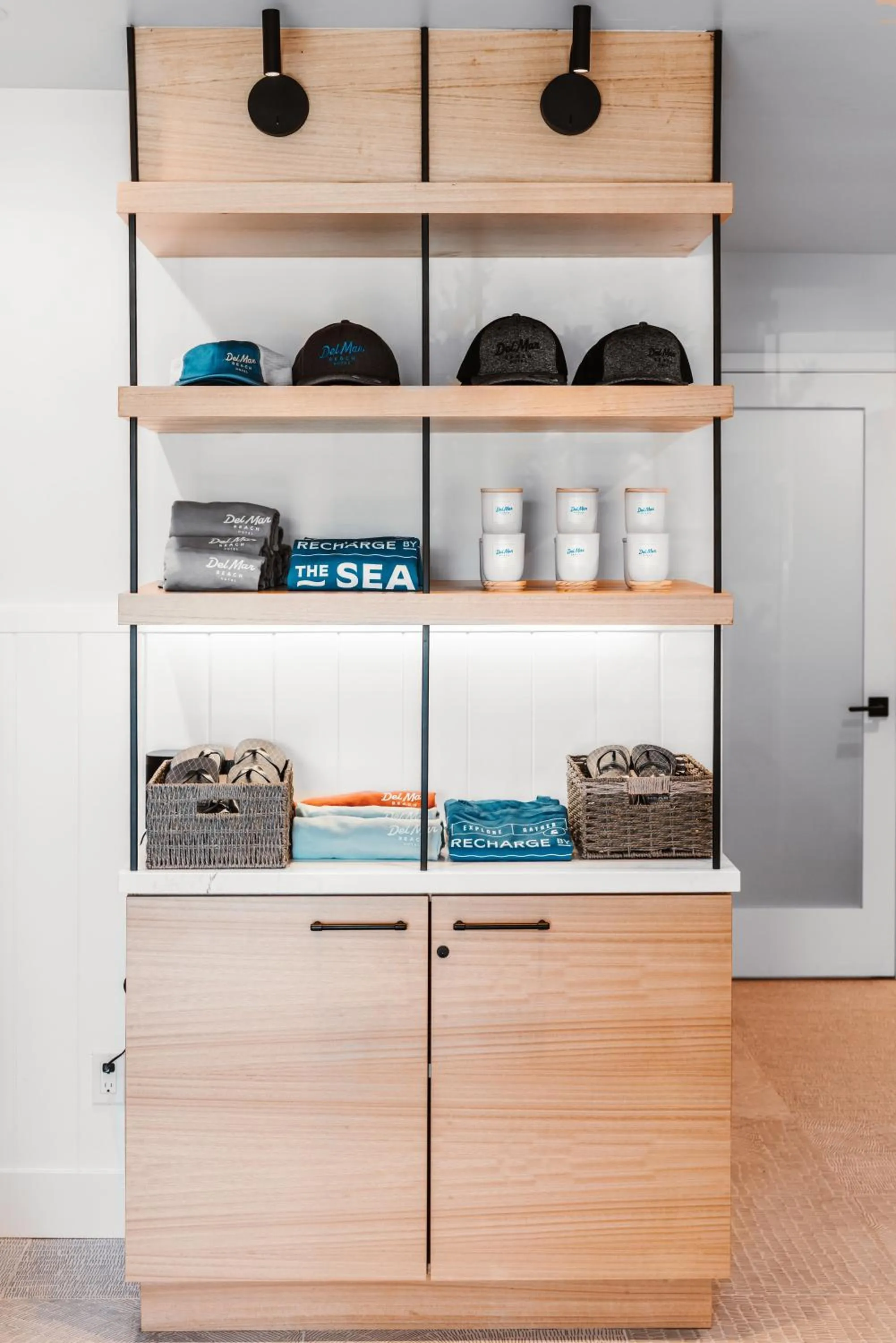 On-site shops in Del Mar Beach Hotel