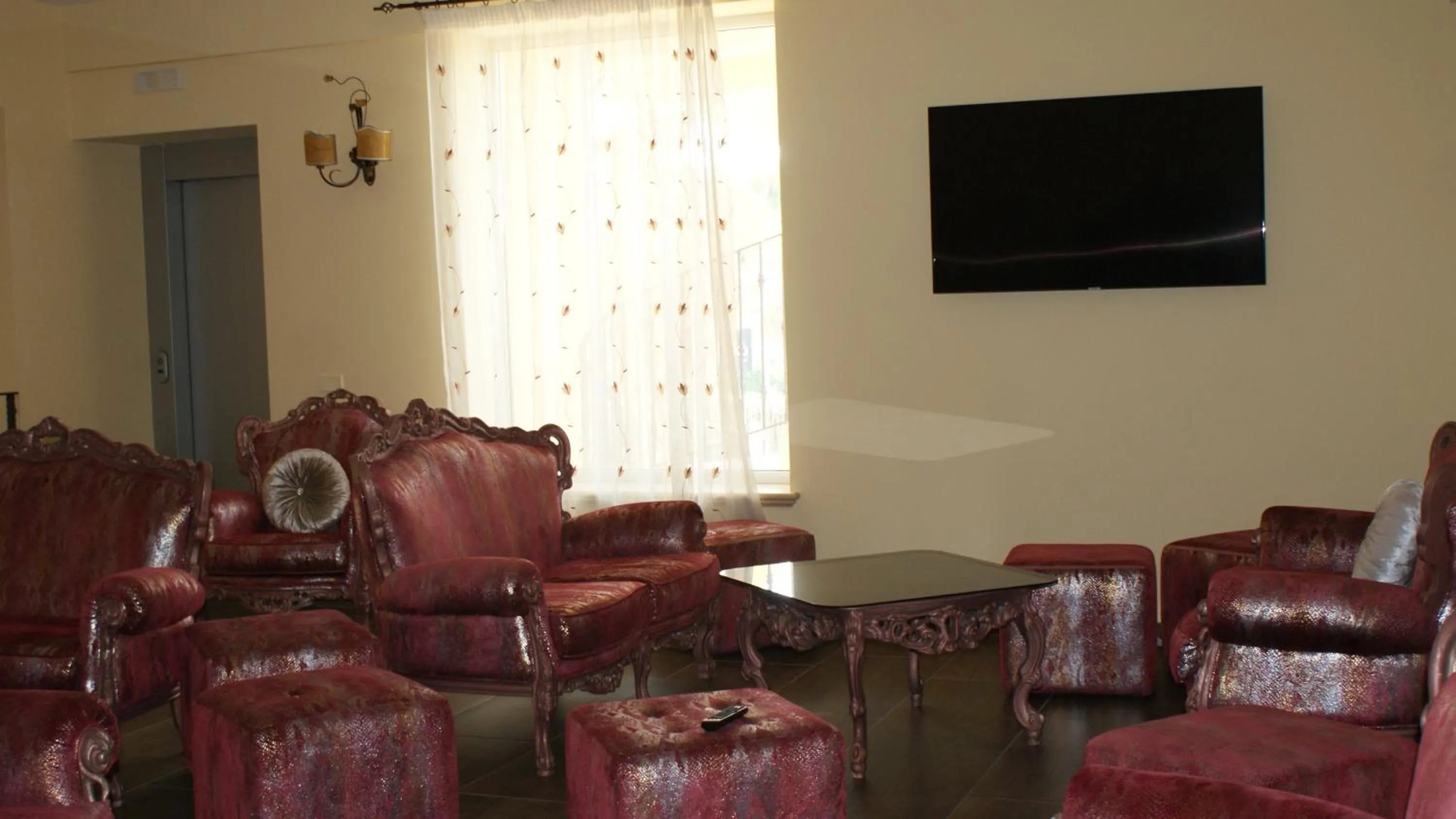 Communal lounge/ TV room in Mimí Hotel