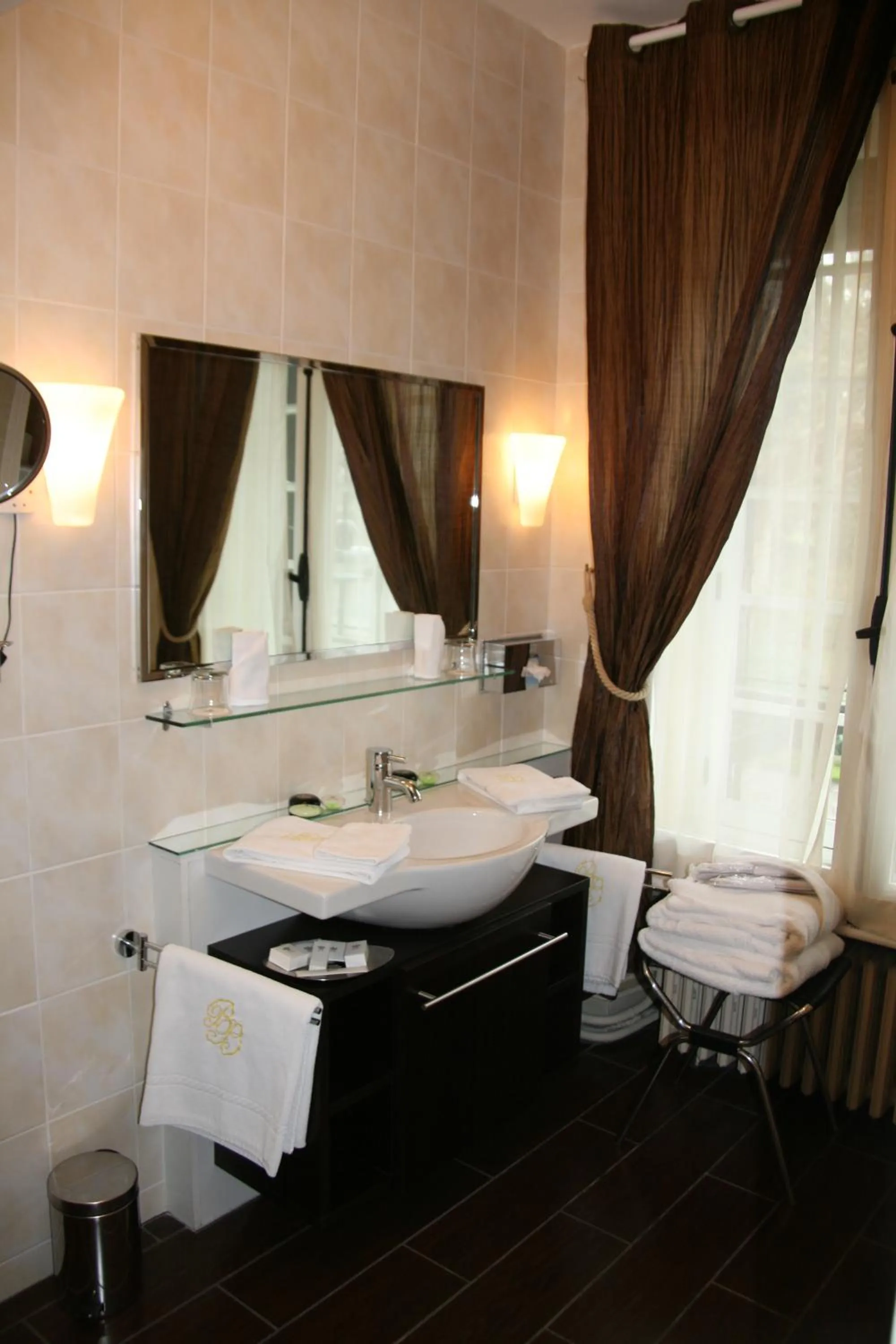 Bathroom in Hôtellerie Du Bas-Bréau