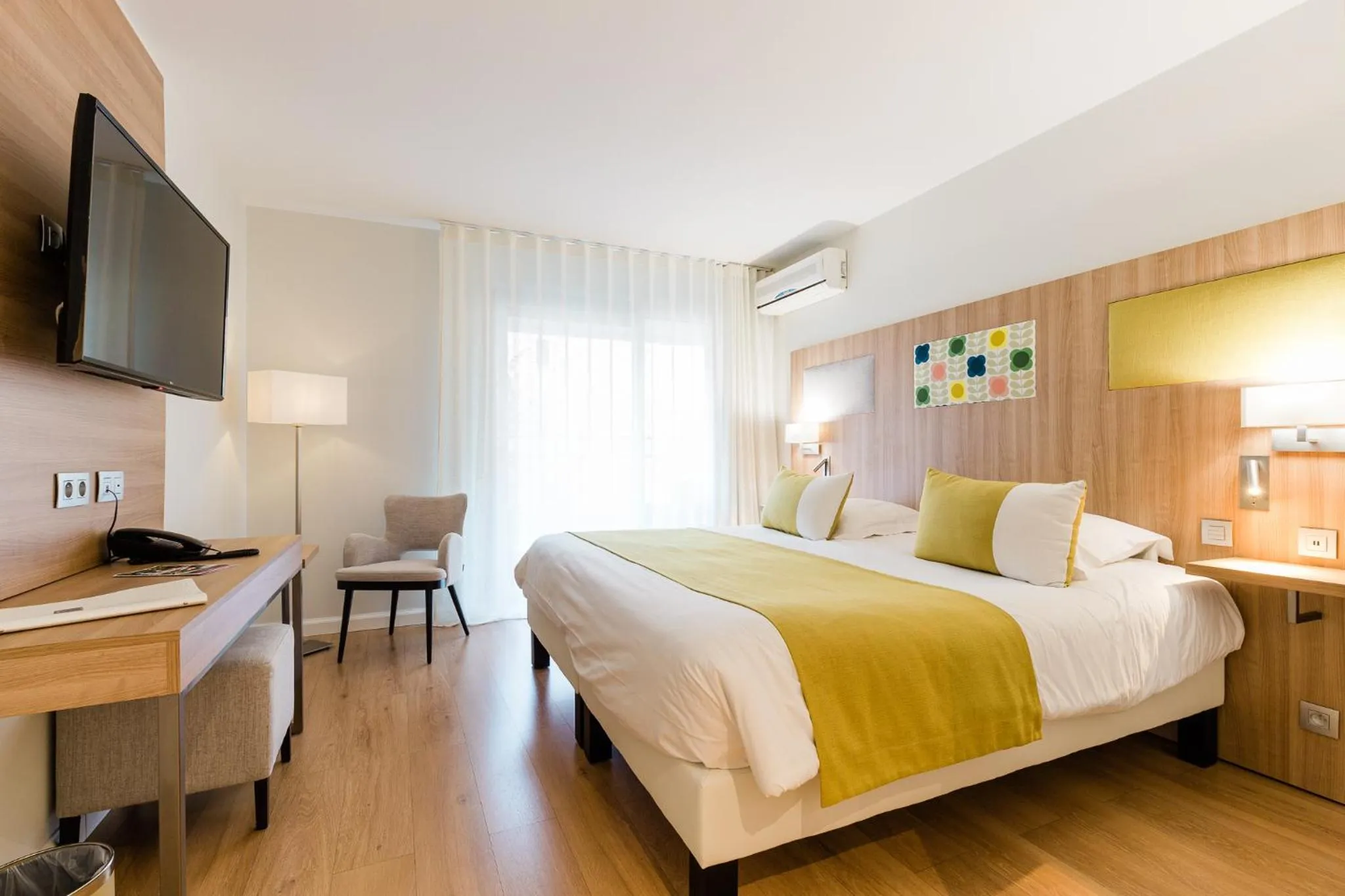 Bedroom, Bed in Hôtel Hélios