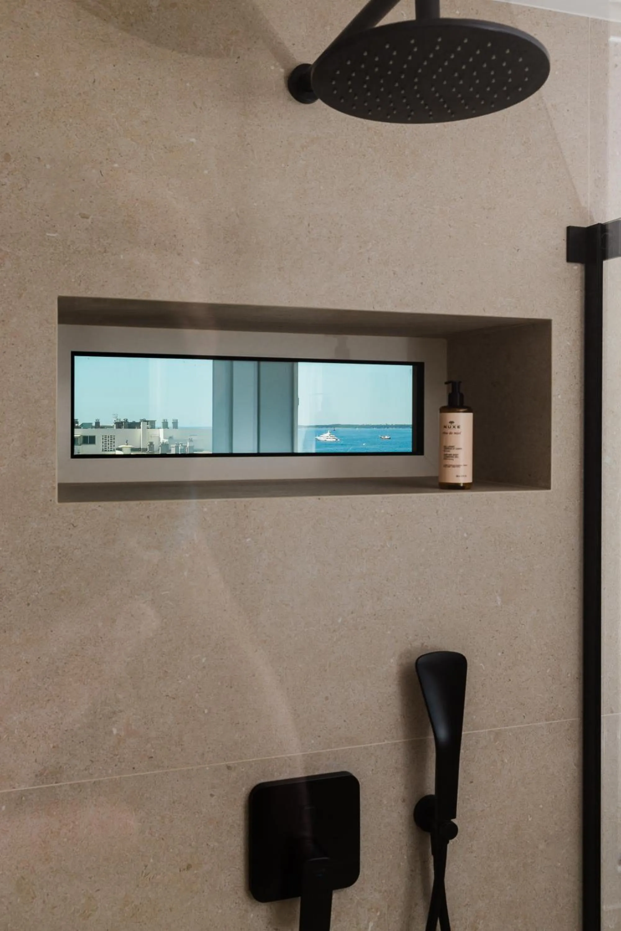 Shower in Hôtel Hélios