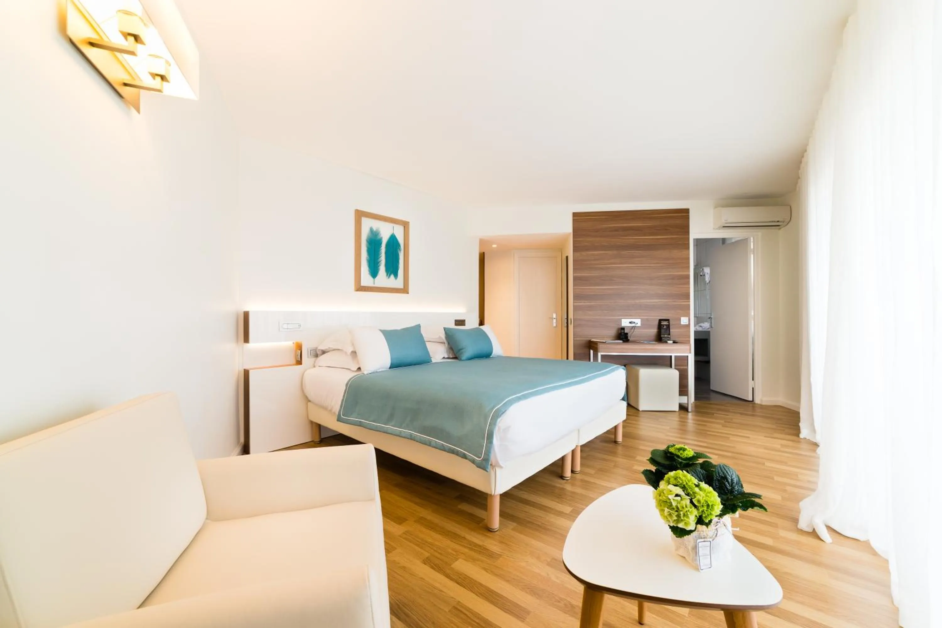 Photo of the whole room, Bed in Hôtel Hélios