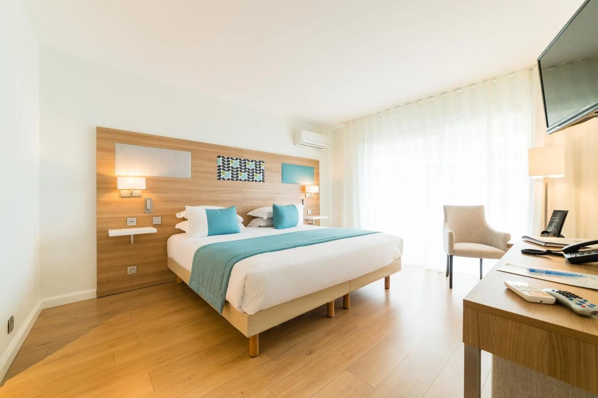 Photo of the whole room, Bed in Hôtel Hélios