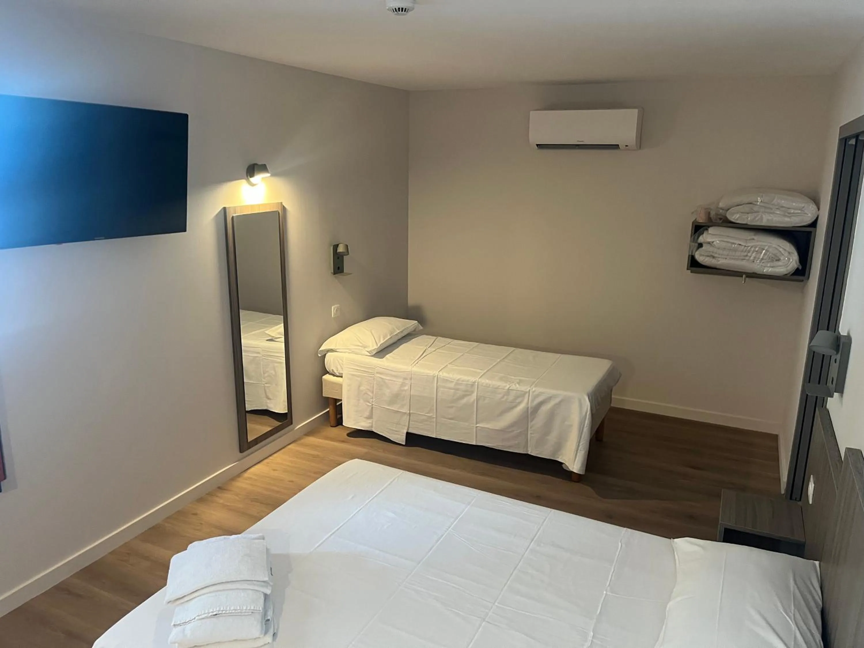 Bedroom, Bed in Brit Hotel Essentiel Millau