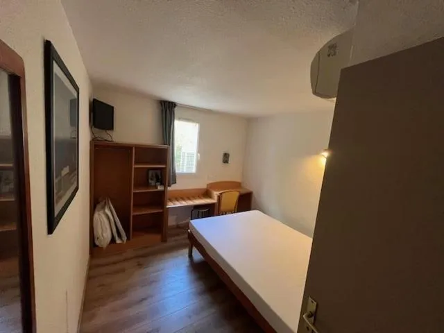 Photo of the whole room, Bed in Brit Hotel Essentiel Millau