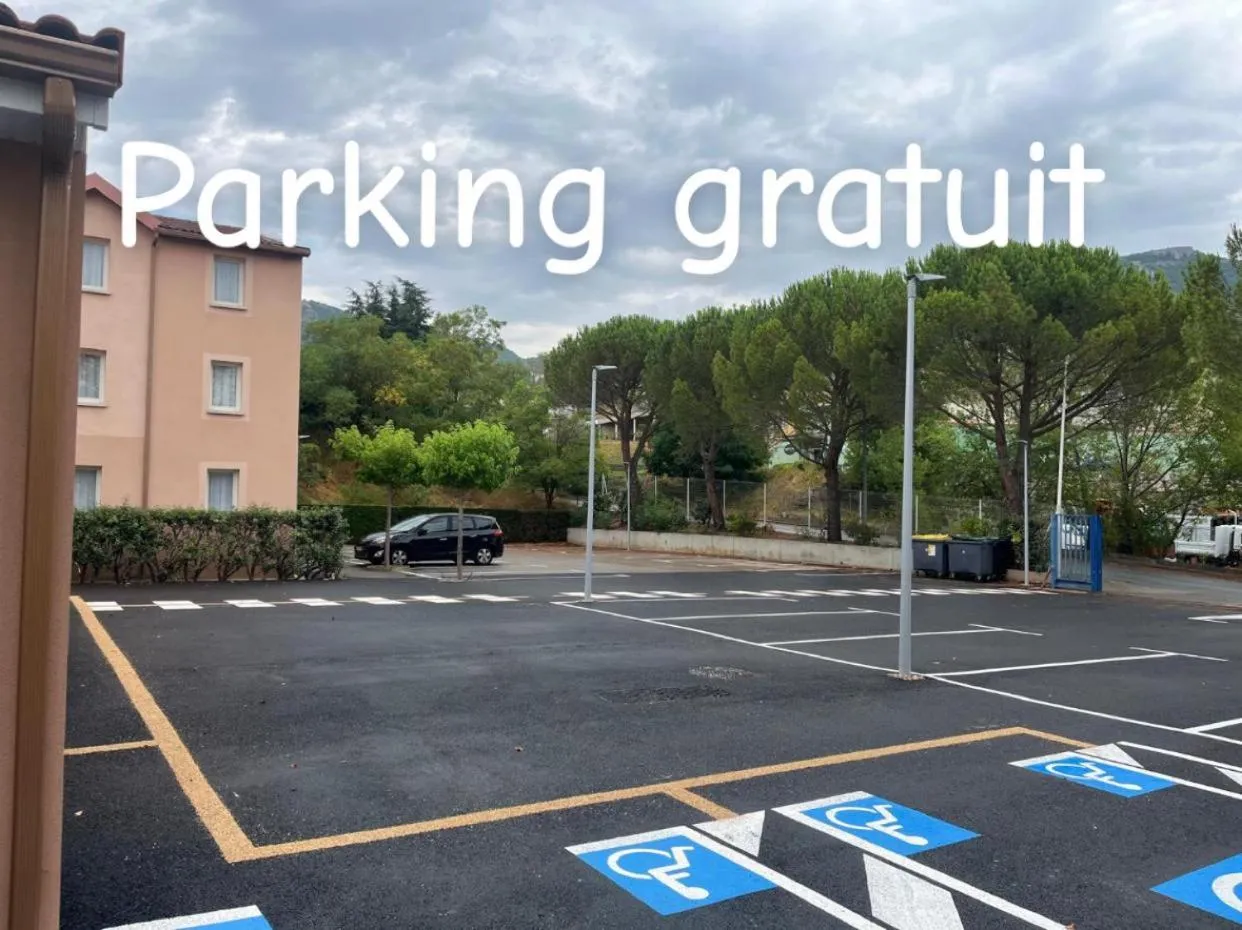 Parking in Brit Hotel Essentiel Millau