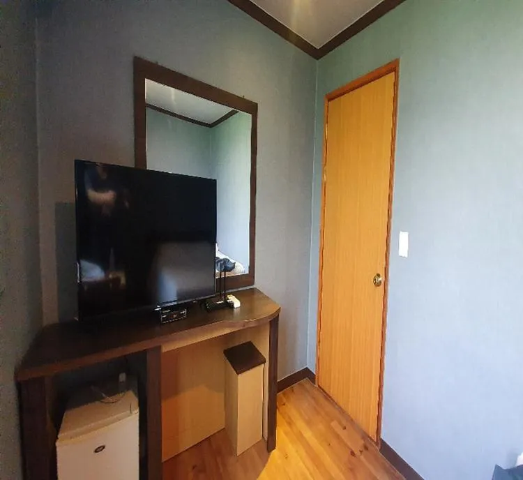 Communal lounge/ TV room in Bigso Stay