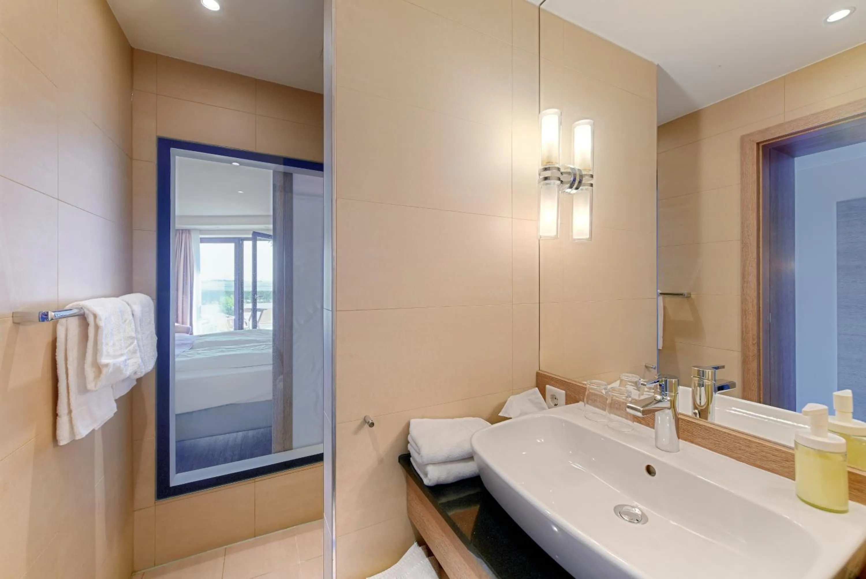 Shower in BE BIO Hotel be natural - direkt am Wasser
