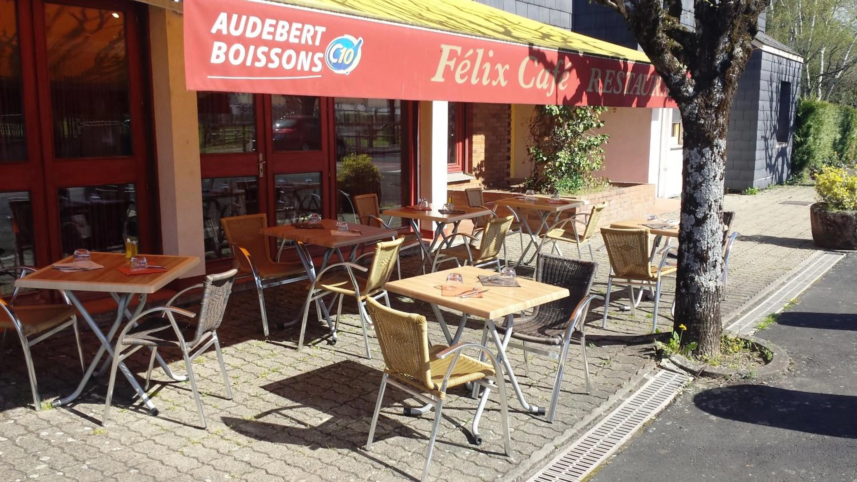 Patio in Logis Les Provinciales