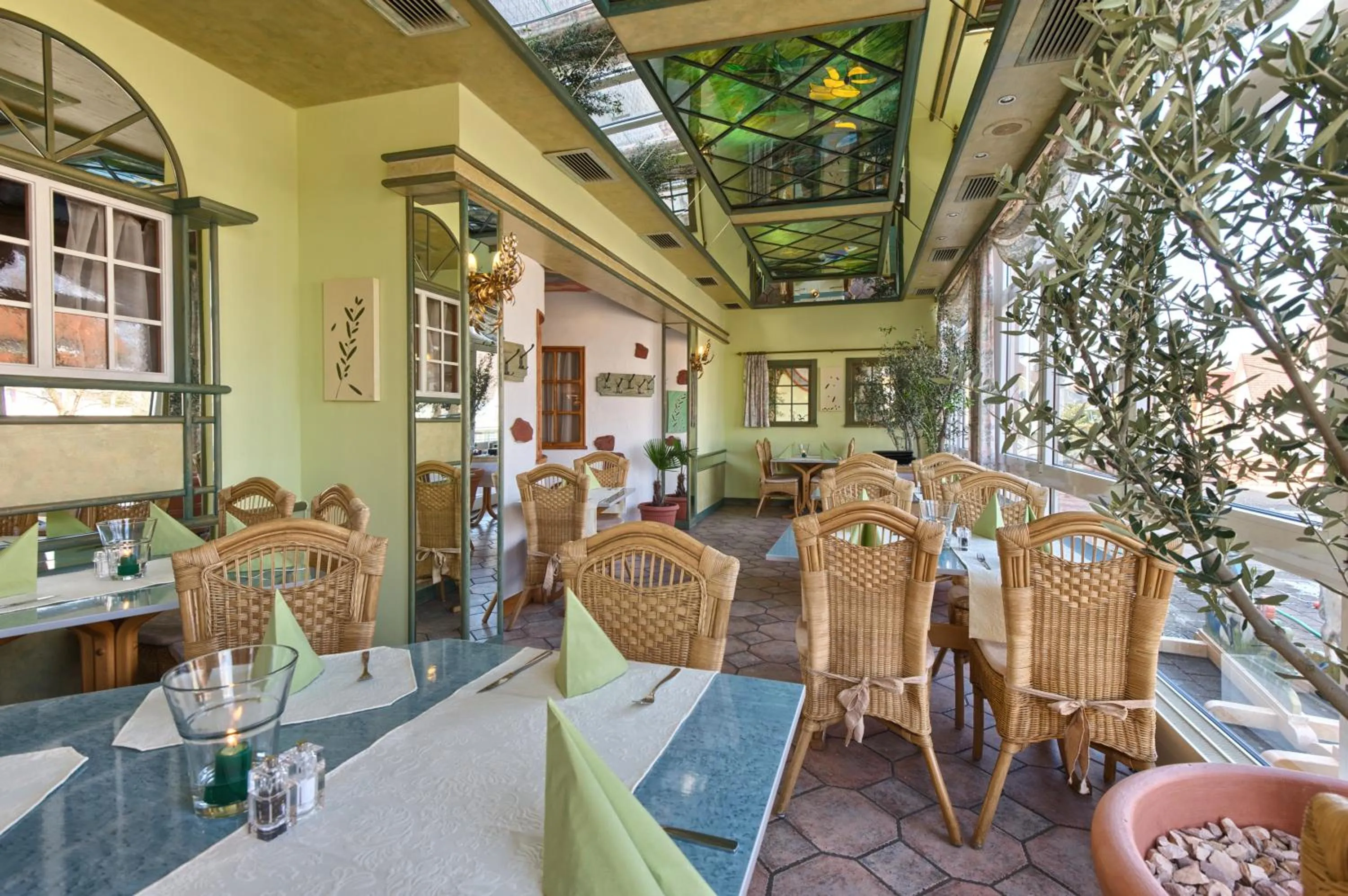 Restaurant/places to eat in Hotel Mythos