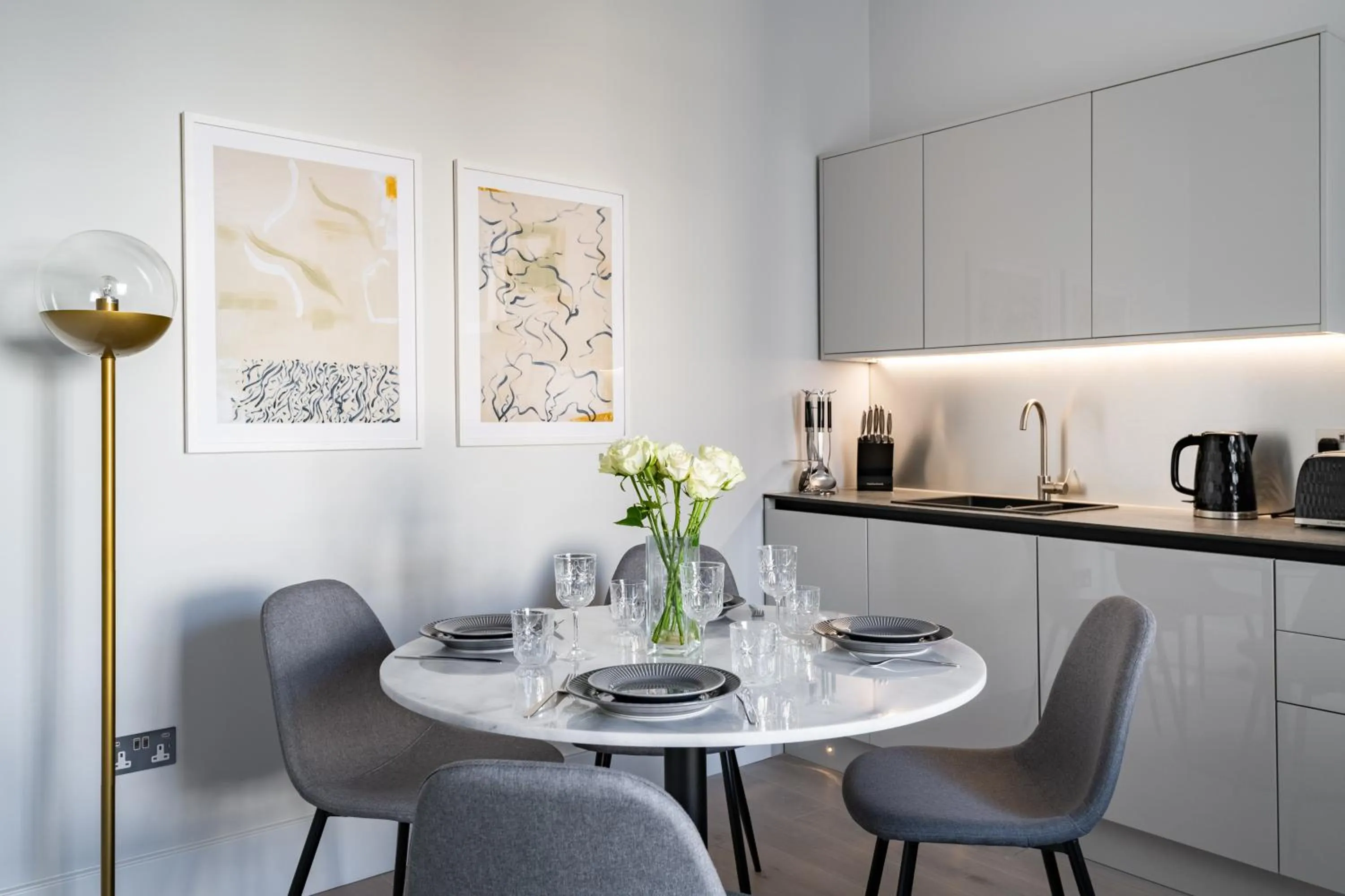 Kitchen or kitchenette in No. 2 Queensberry Place by Stayo