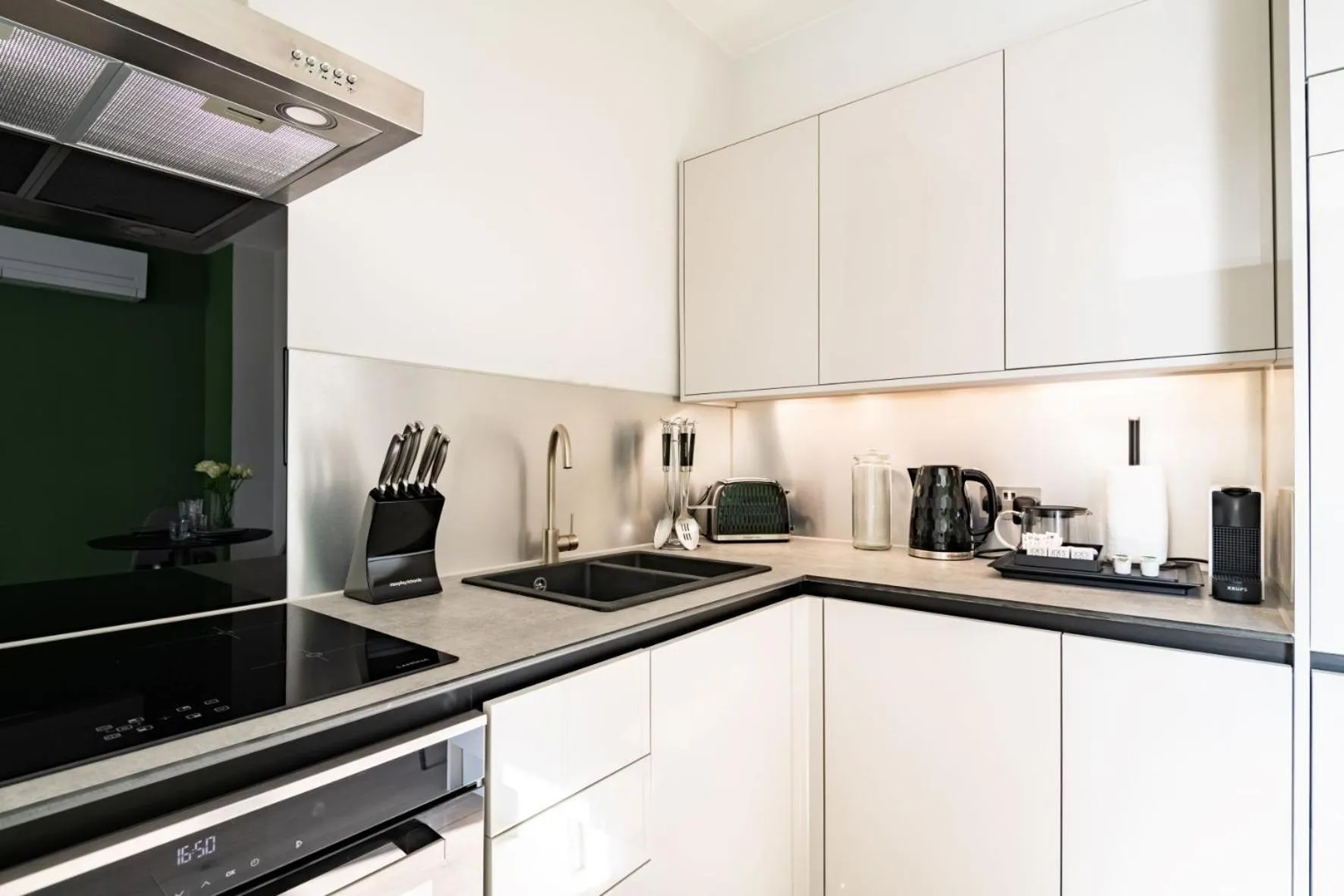 Kitchen or kitchenette in No. 2 Queensberry Place by Stayo