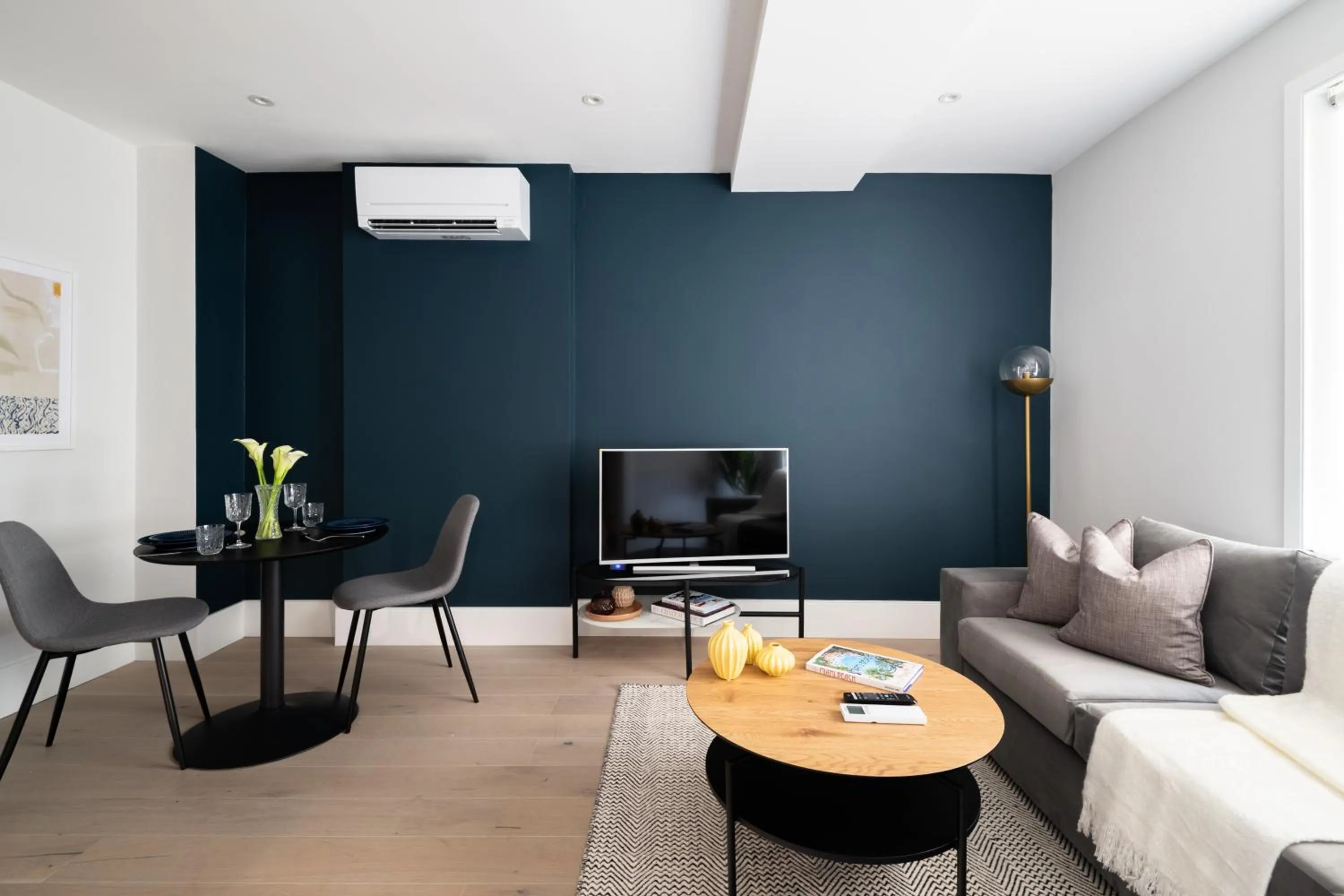 Photo of the whole room in No. 2 Queensberry Place by Stayo