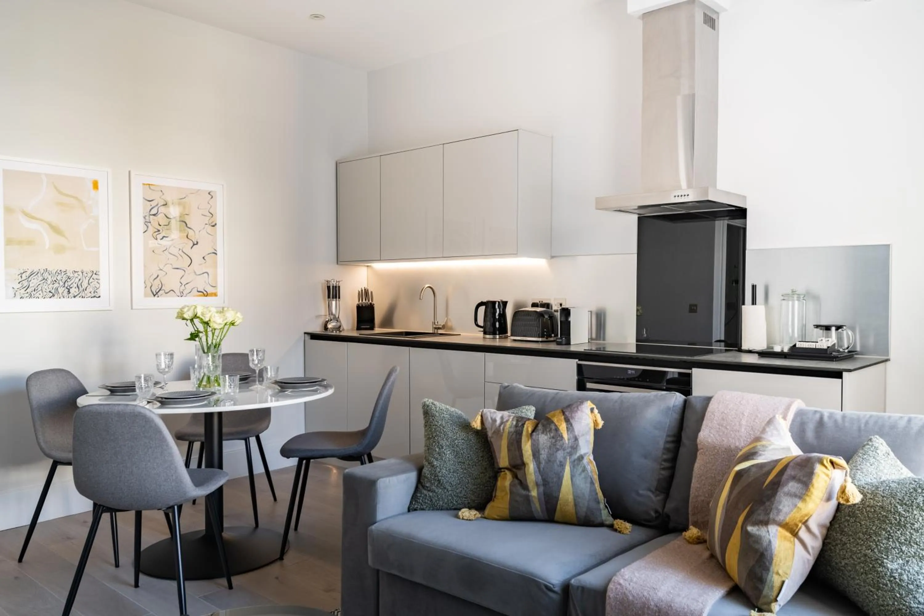 Kitchen or kitchenette in No. 2 Queensberry Place by Stayo