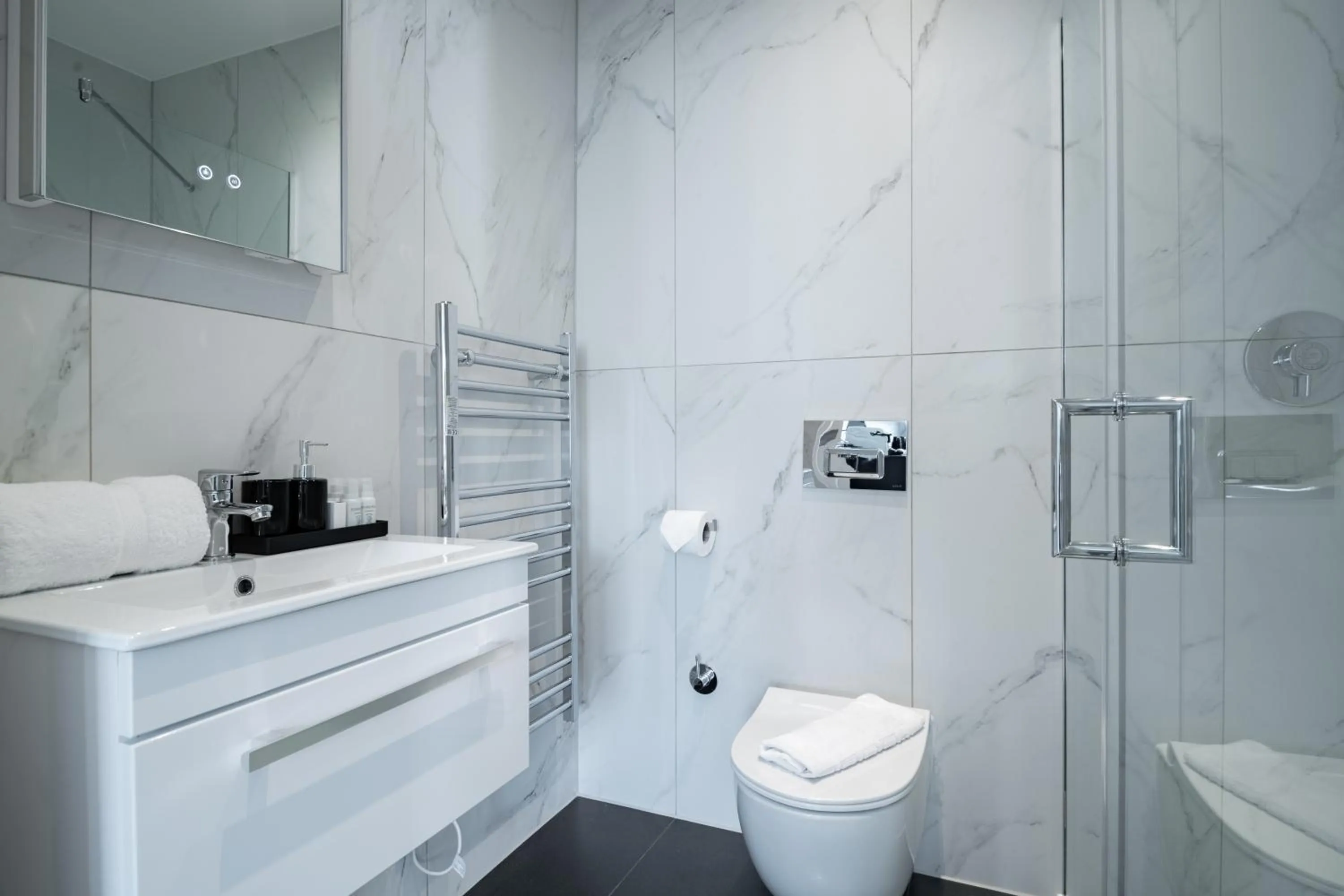 Toilet in No. 2 Queensberry Place by Stayo