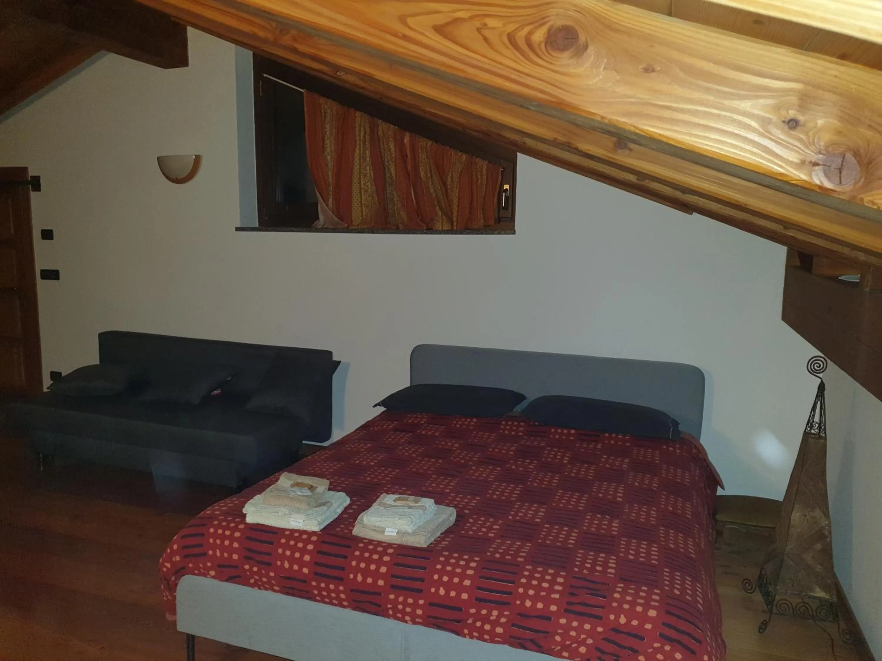 Photo of the whole room, Bed in Mansarda Chanoux CIR n 0027