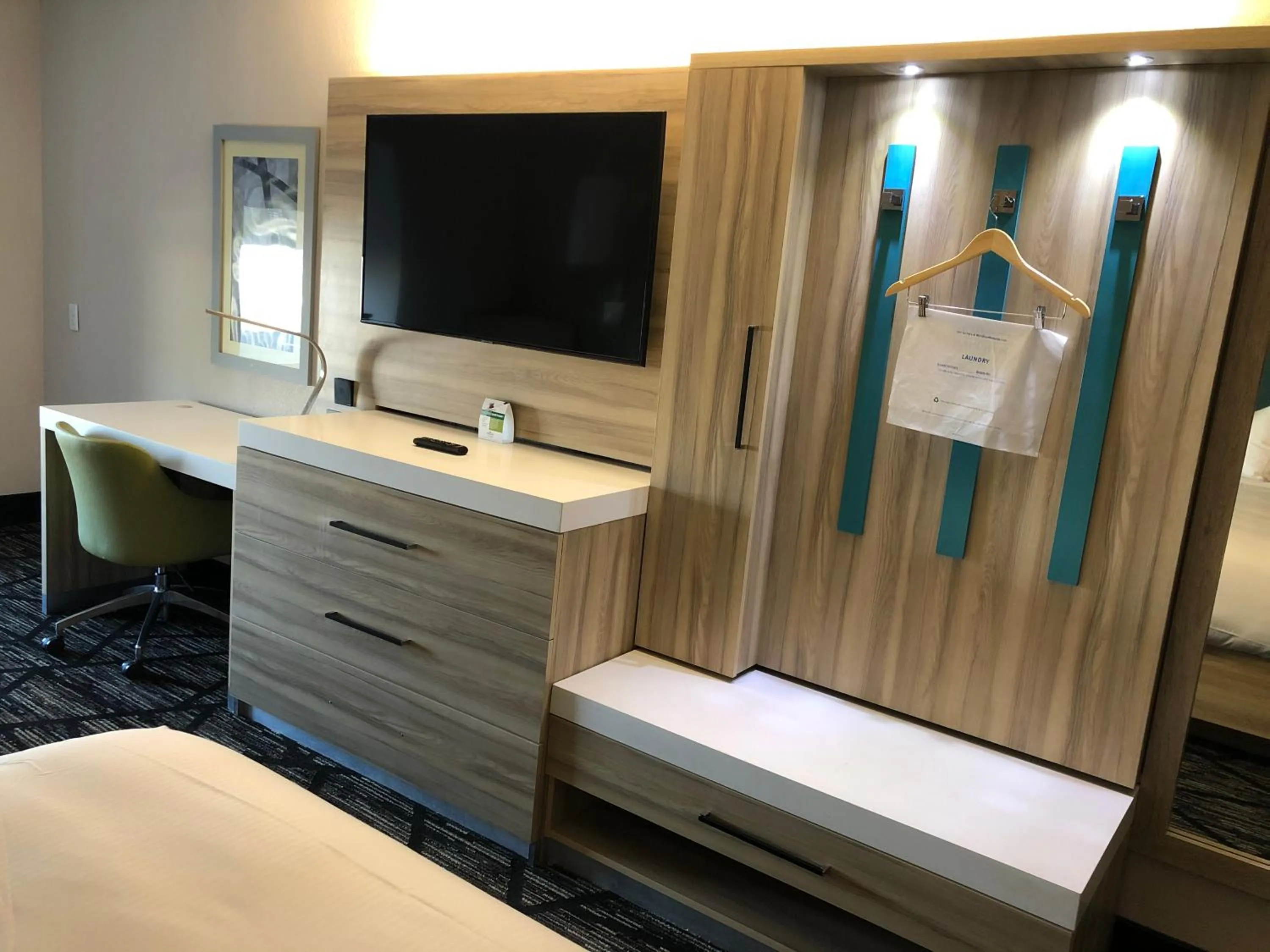 Living room, Bed in Wingate by Wyndham Murfreesboro-NEAR MTSU