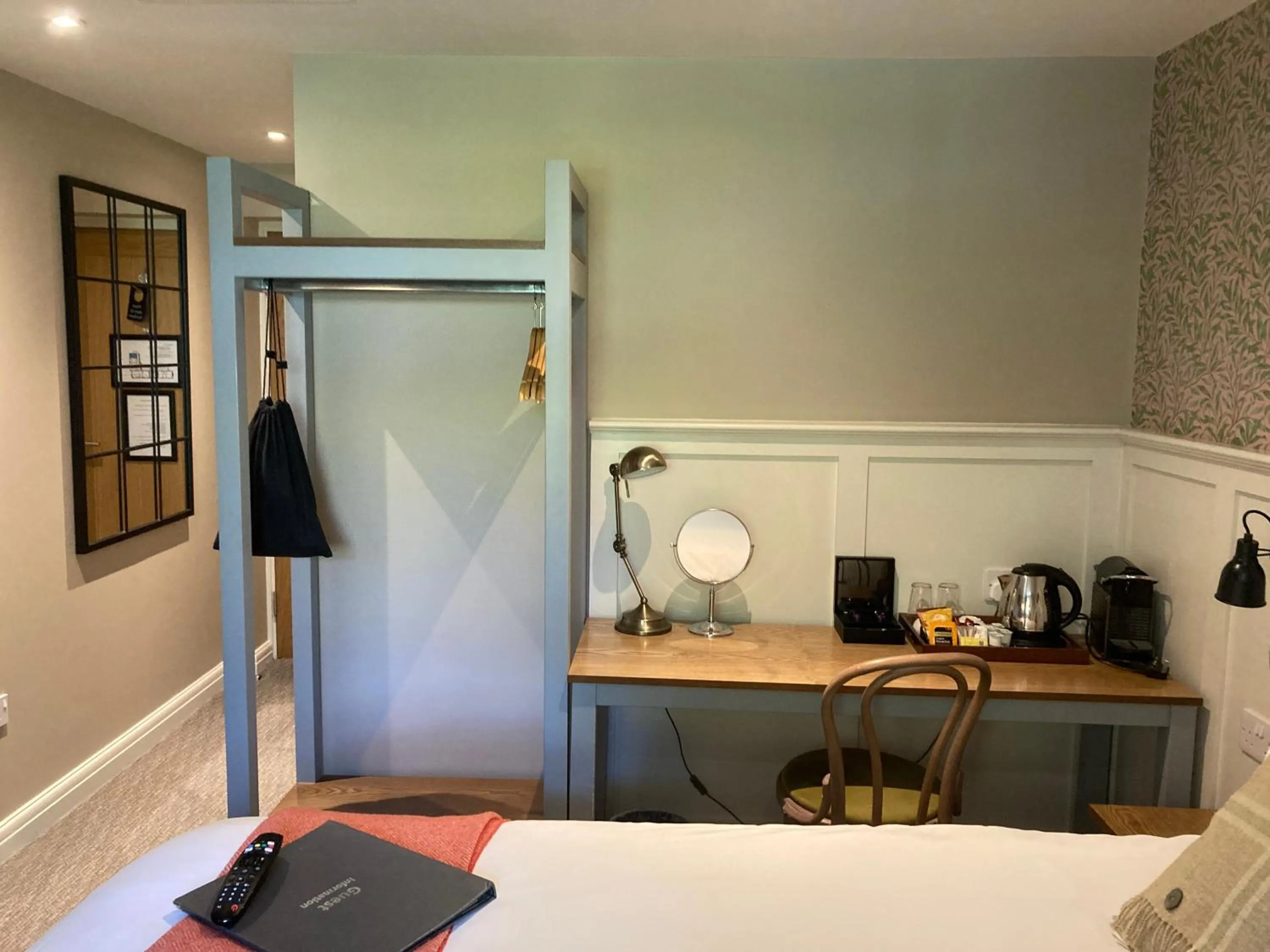 Coffee/tea facilities, Bed in The Stork Hotel