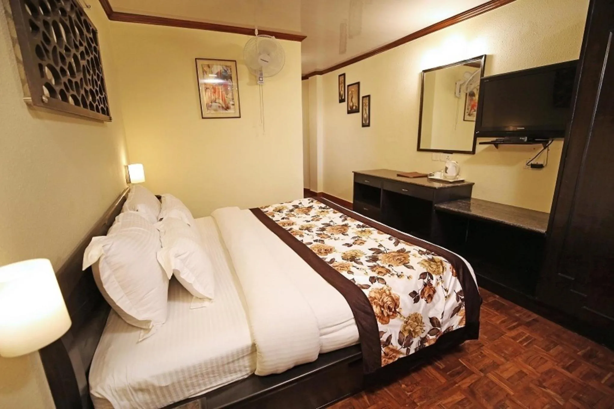 Bedroom, Bed in De Vivendi Resorts, Manali with 35000 Sqft Open Lawn