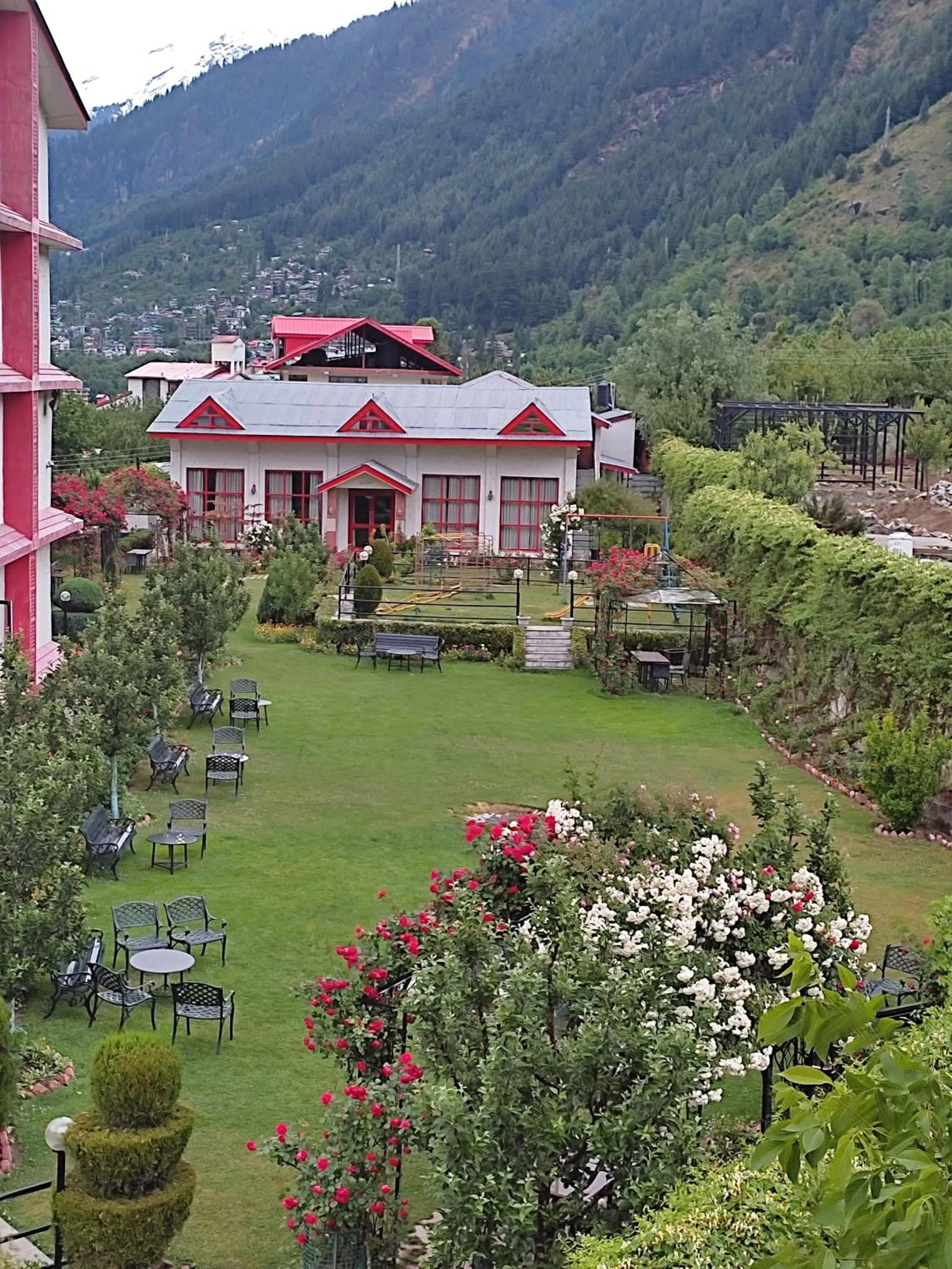Property building in De Vivendi Resorts, Manali with 35000 Sqft Open Lawn