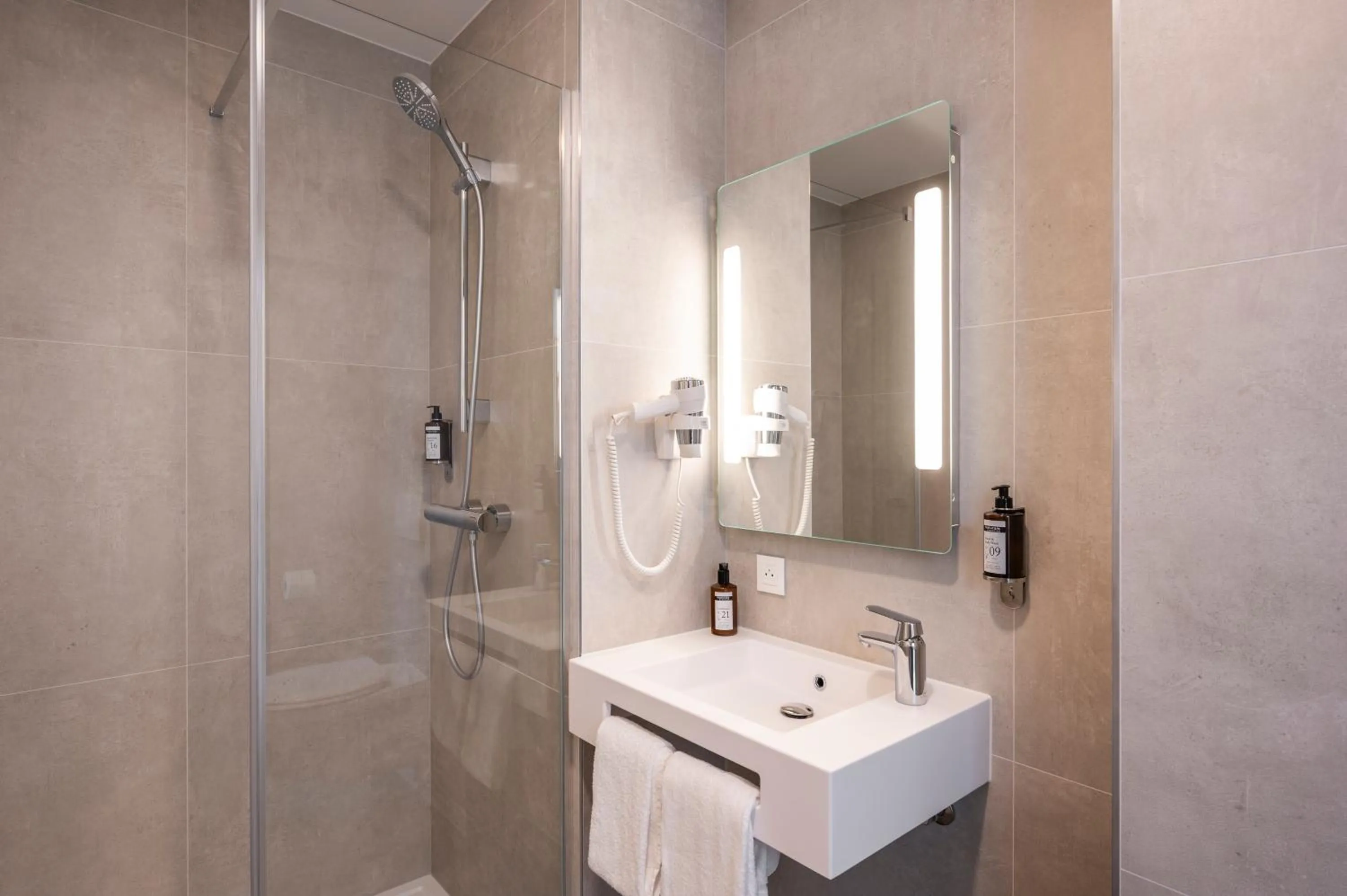 Bathroom in B&B HOTEL Antwerpen Centrum