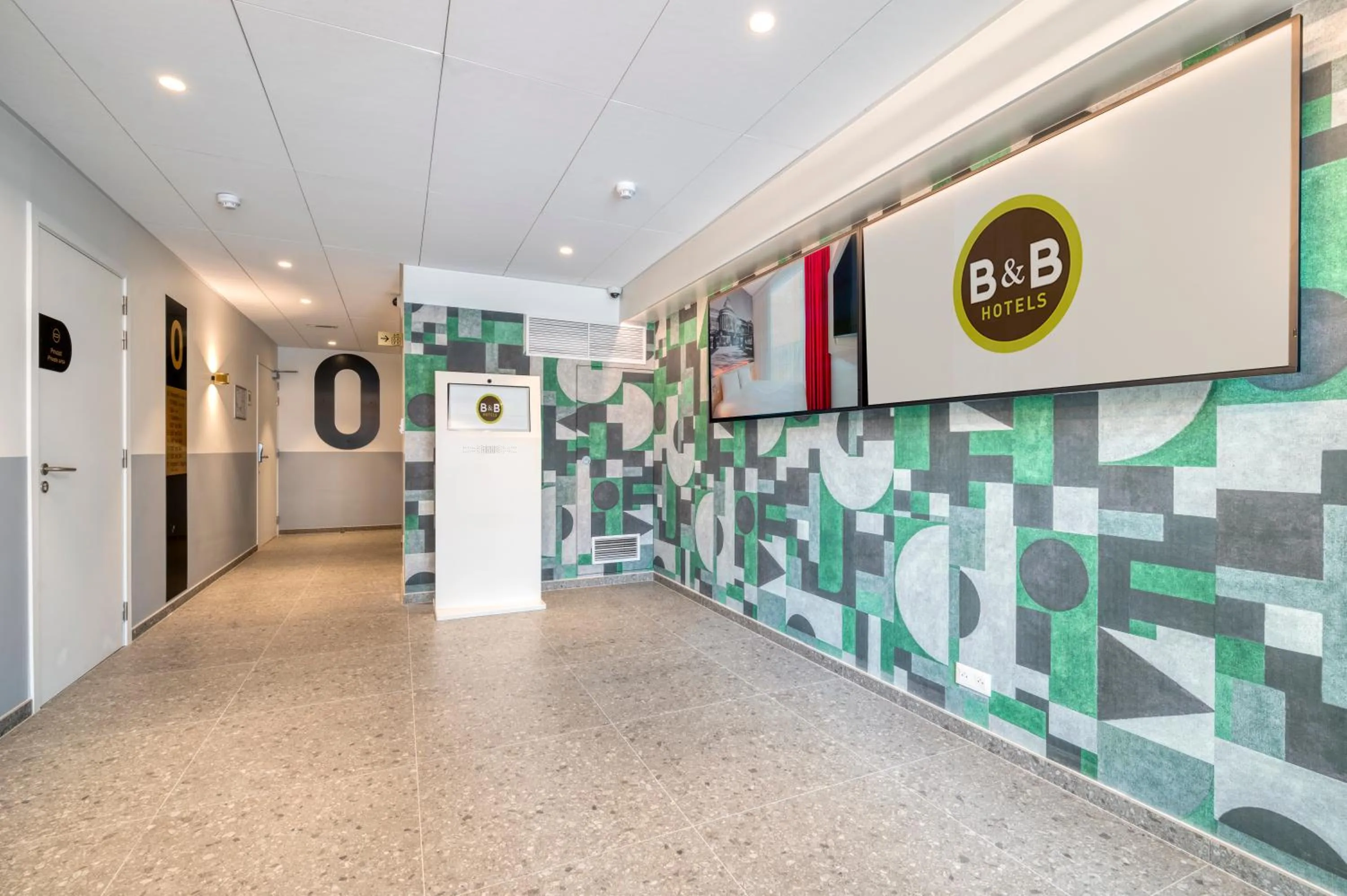 Lobby or reception in B&B HOTEL Antwerpen Centrum