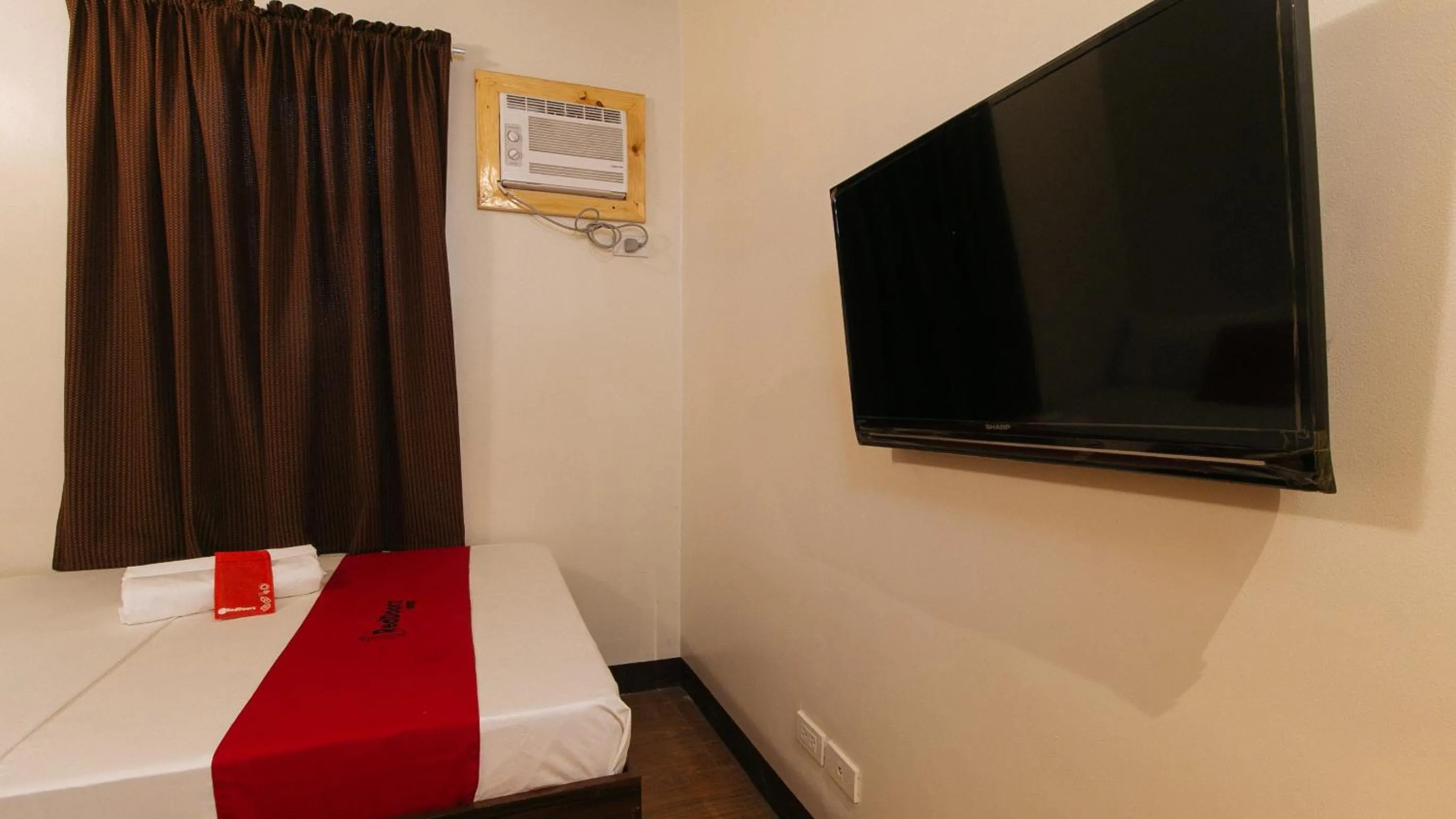 TV and multimedia, Bed in RedDoorz near EDSA Camp Crame