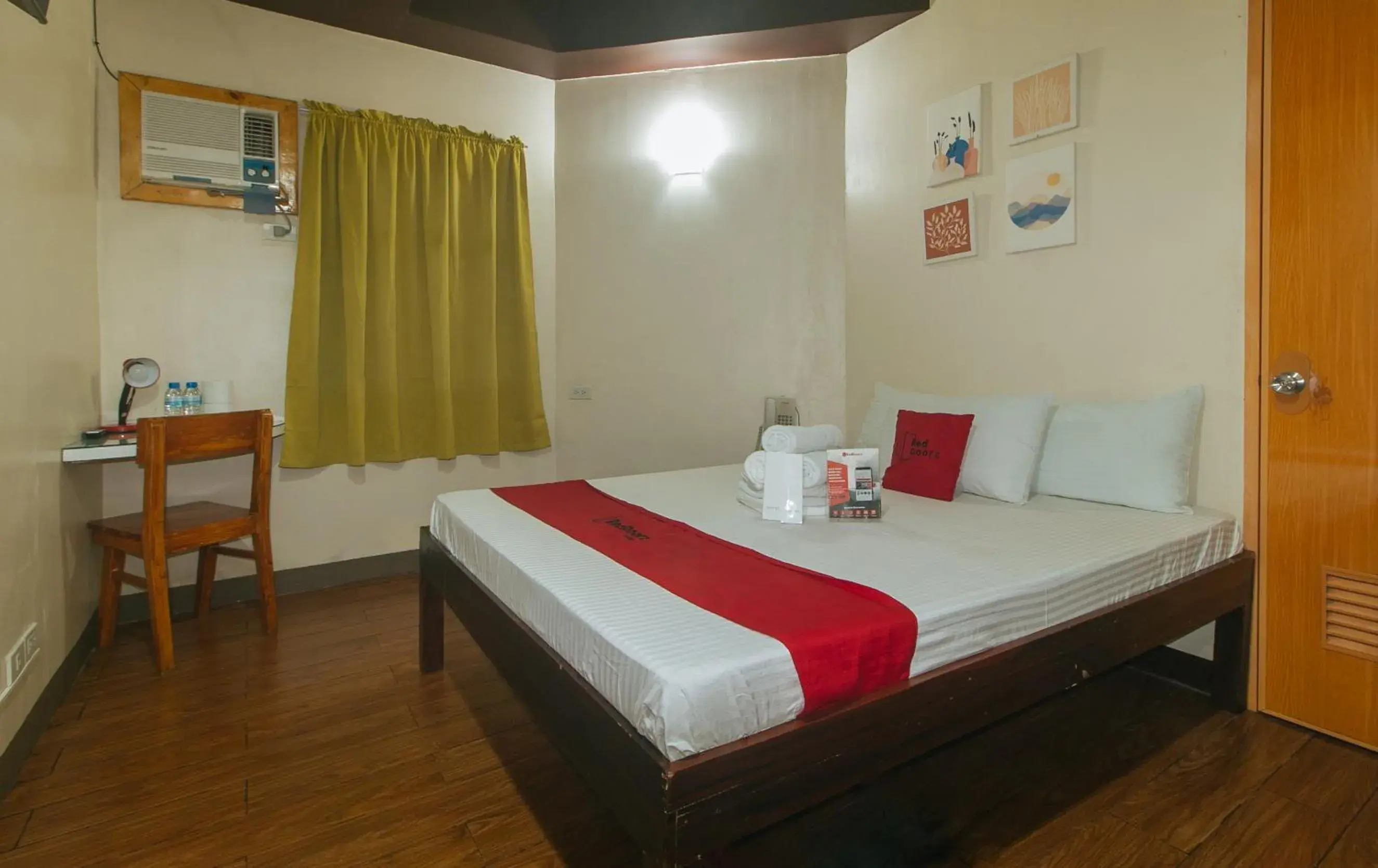 Double Room in RedDoorz near EDSA Camp Crame Double Room in RedDoorz near EDSA Camp Crame