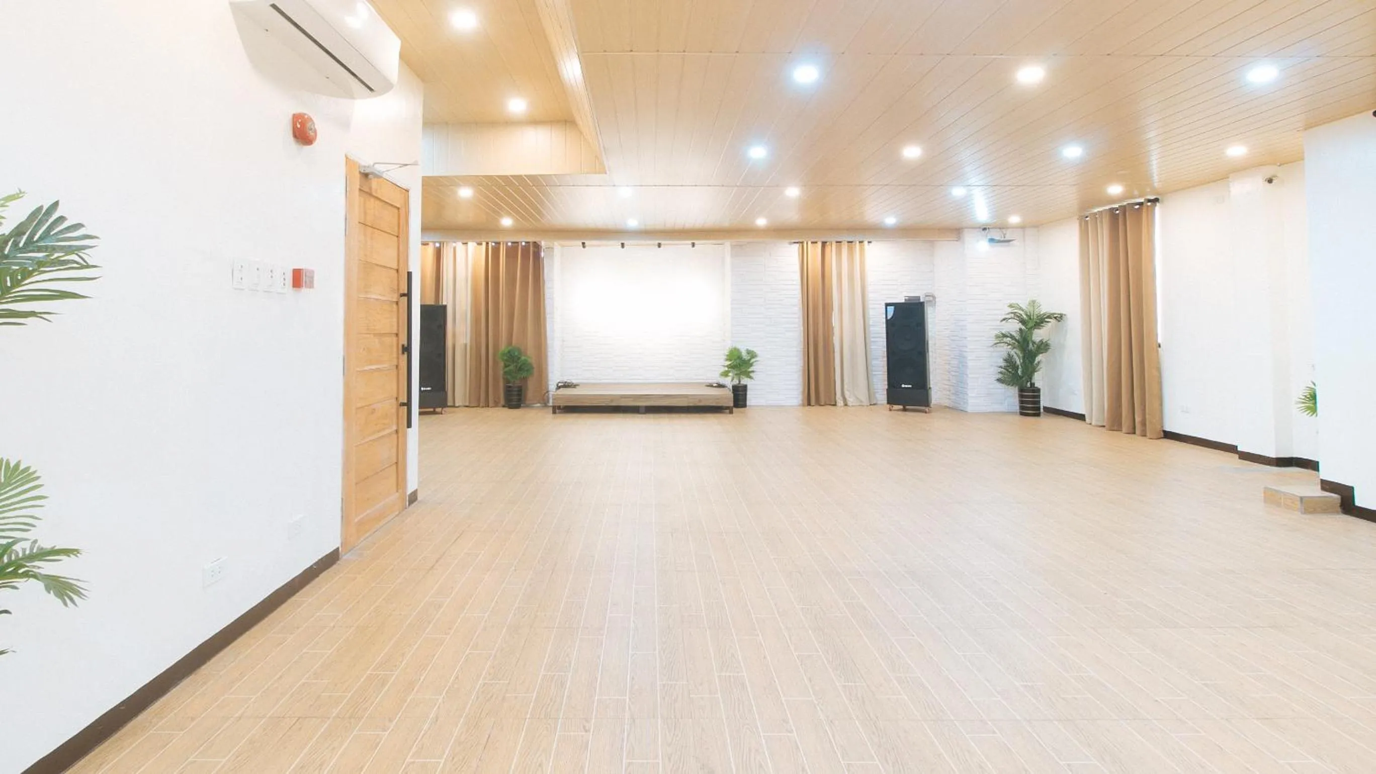 Meeting/conference room in RedDoorz at RJs Bldg near Lyceum Gen Trias Cavite