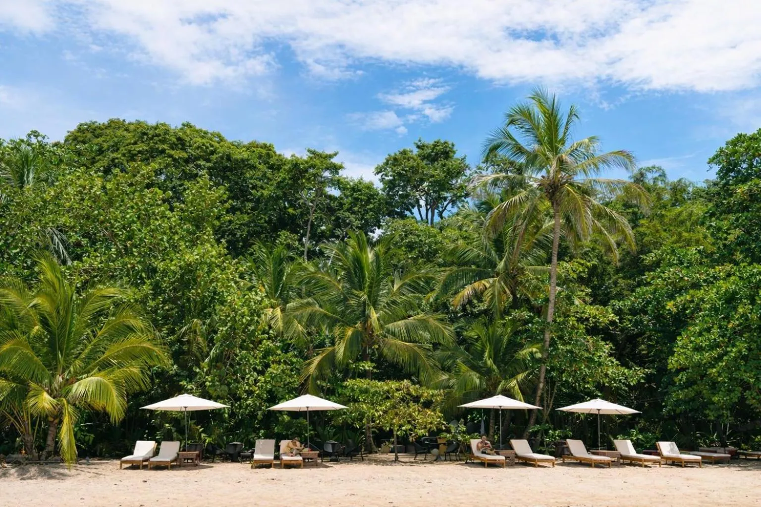 Beach in awā Beachfront Hotel