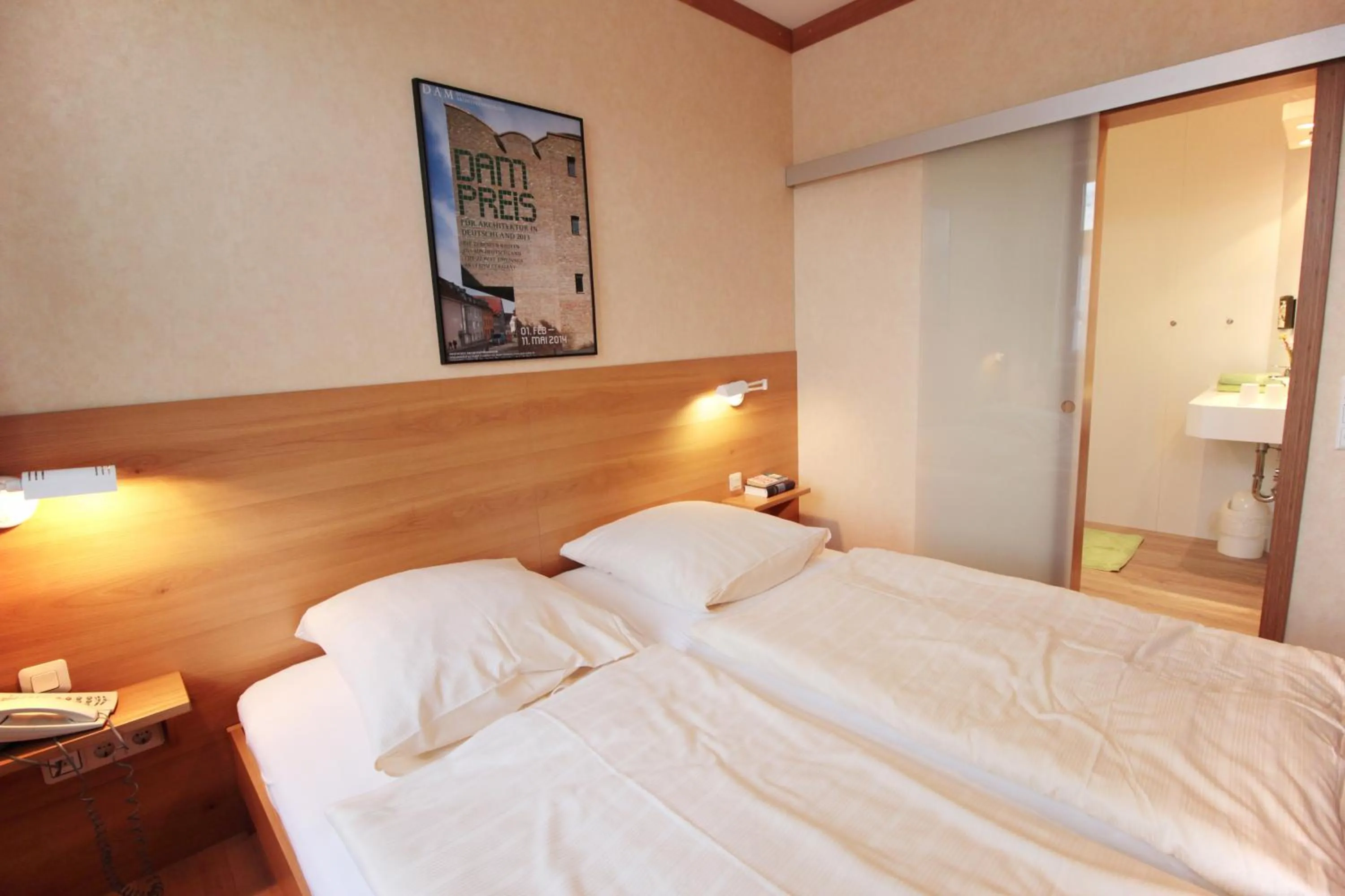 Photo of the whole room, Bed in An der Persiluhr Stadt-gut-Hotel