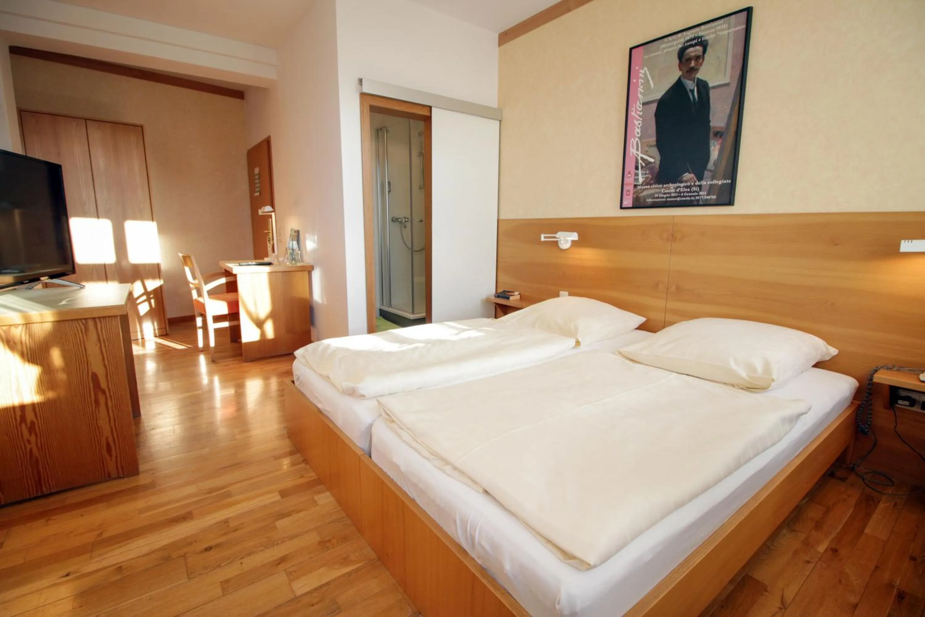 Photo of the whole room, Bed in An der Persiluhr Stadt-gut-Hotel