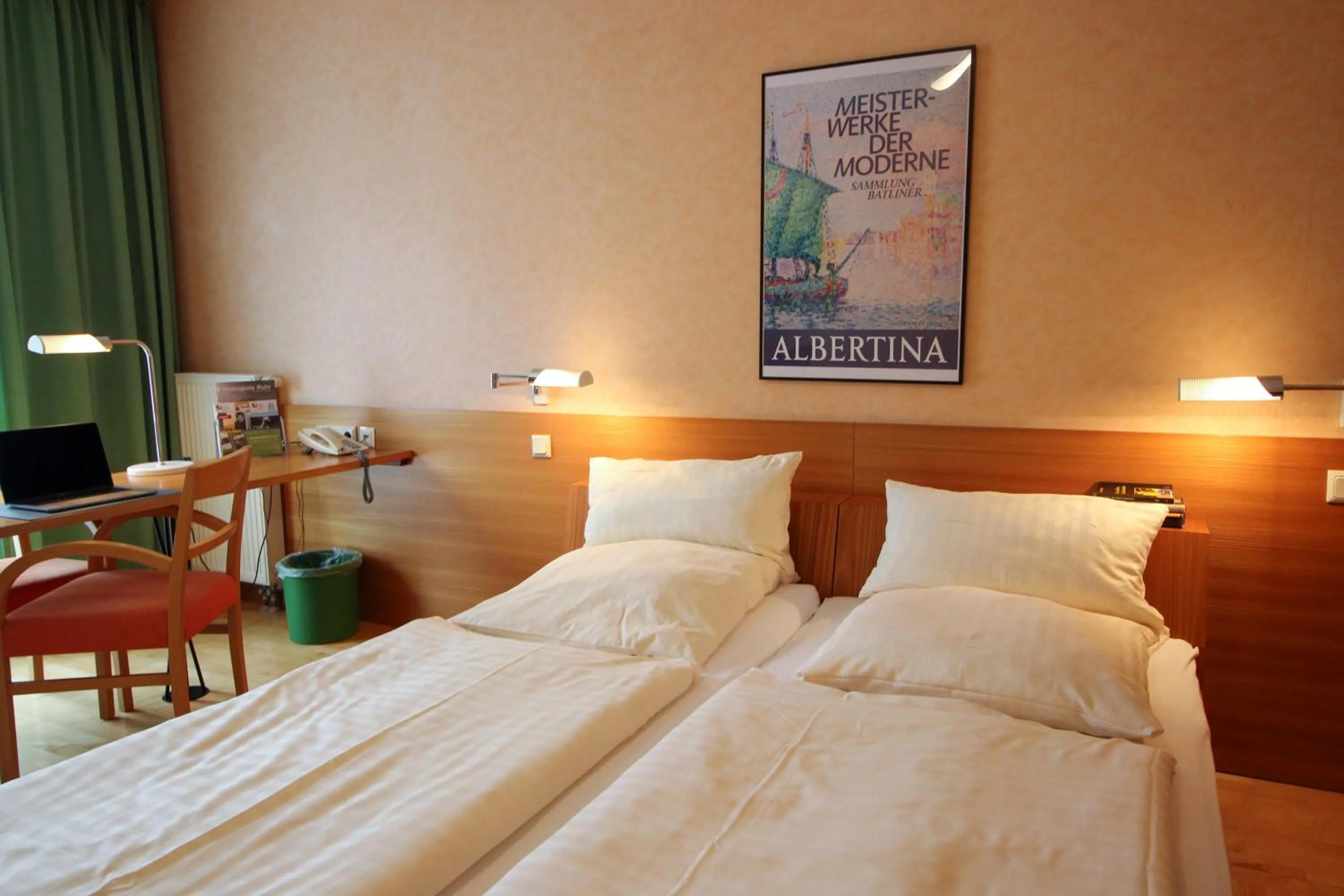 Photo of the whole room, Bed in An der Persiluhr Stadt-gut-Hotel