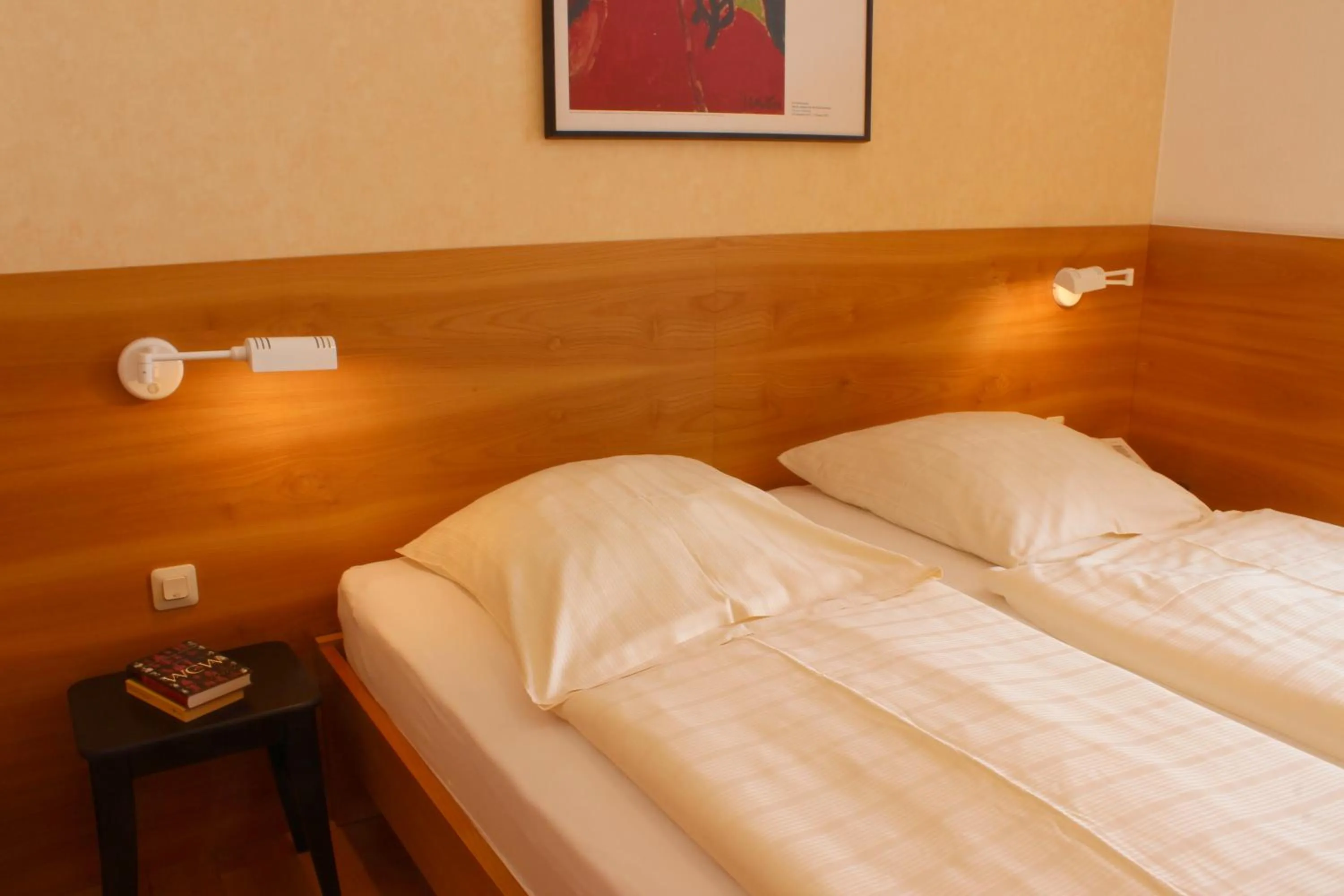 Photo of the whole room, Bed in An der Persiluhr Stadt-gut-Hotel