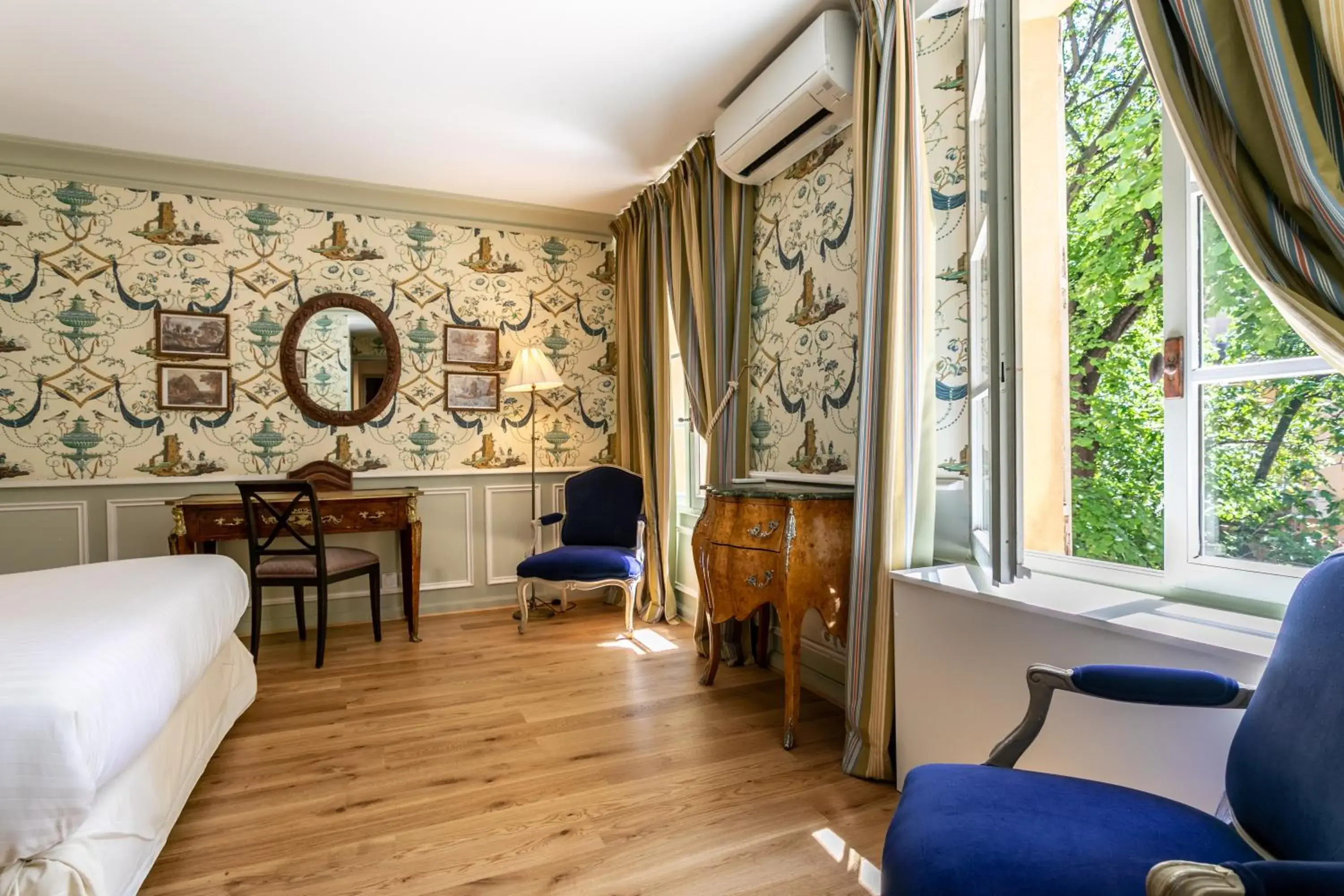 Superior Double Room in Café de Paris Superior Double Room in Café de Paris