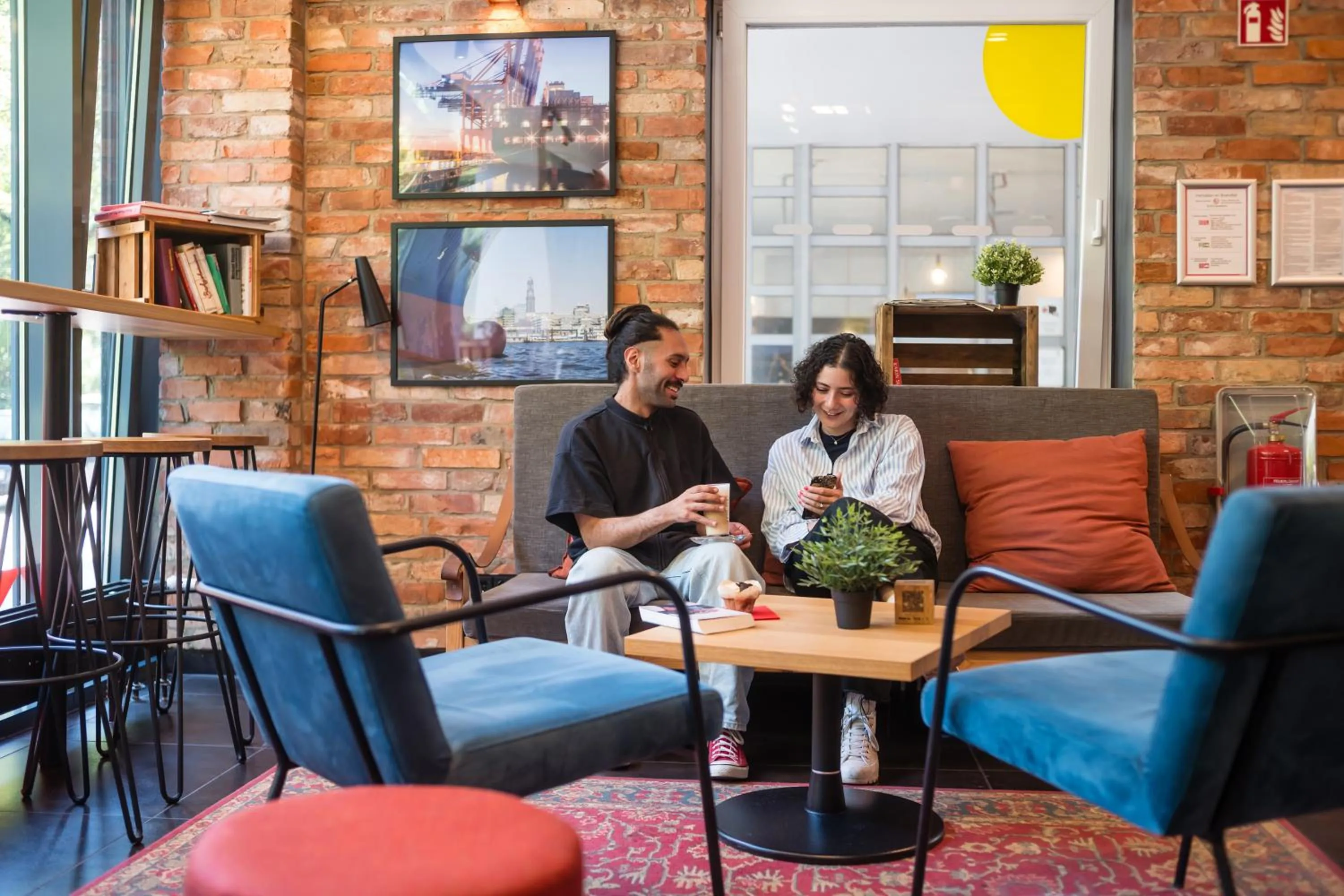 Lounge or bar in MEININGER Hotel Hamburg City Center