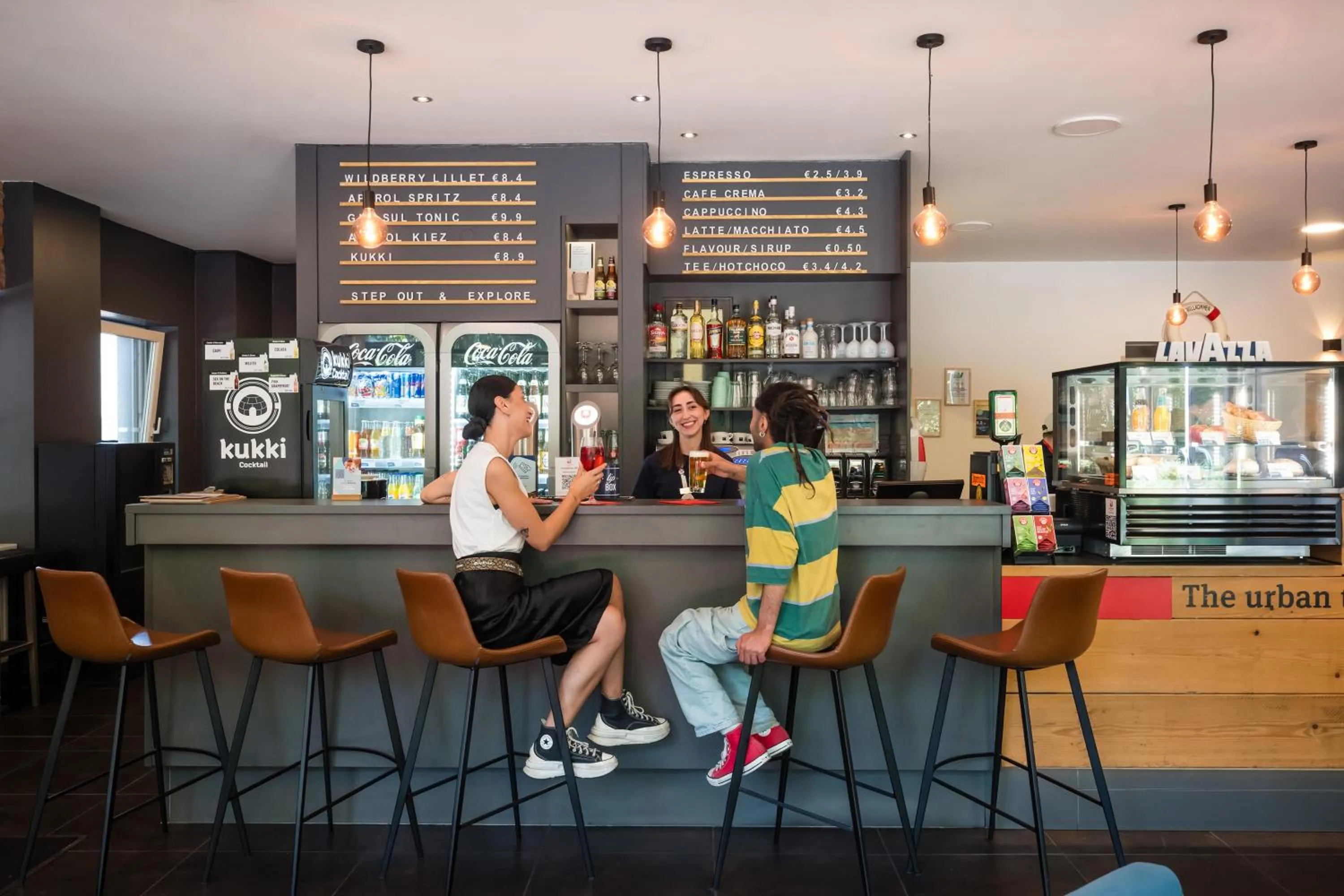 Lounge or bar in MEININGER Hotel Hamburg City Center